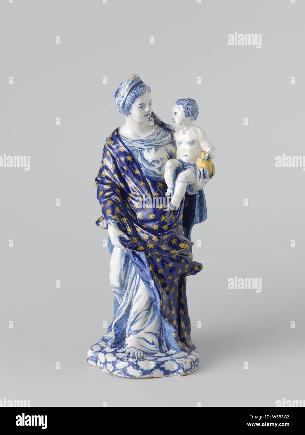 Vierge à l'enfant, figure de la faïence, représentant la Vierge et l'enfant. Peint multicolores. Signé à l'arrière de la plinthe : D : H :, et daté 1749, Mary (permanent ou d'une demi-longueur), l'enfant Jésus assis sur son bras (le Christ-enfant de Mary's à gauche), anonyme, Delft, 1749, H 36 cm Banque D'Images