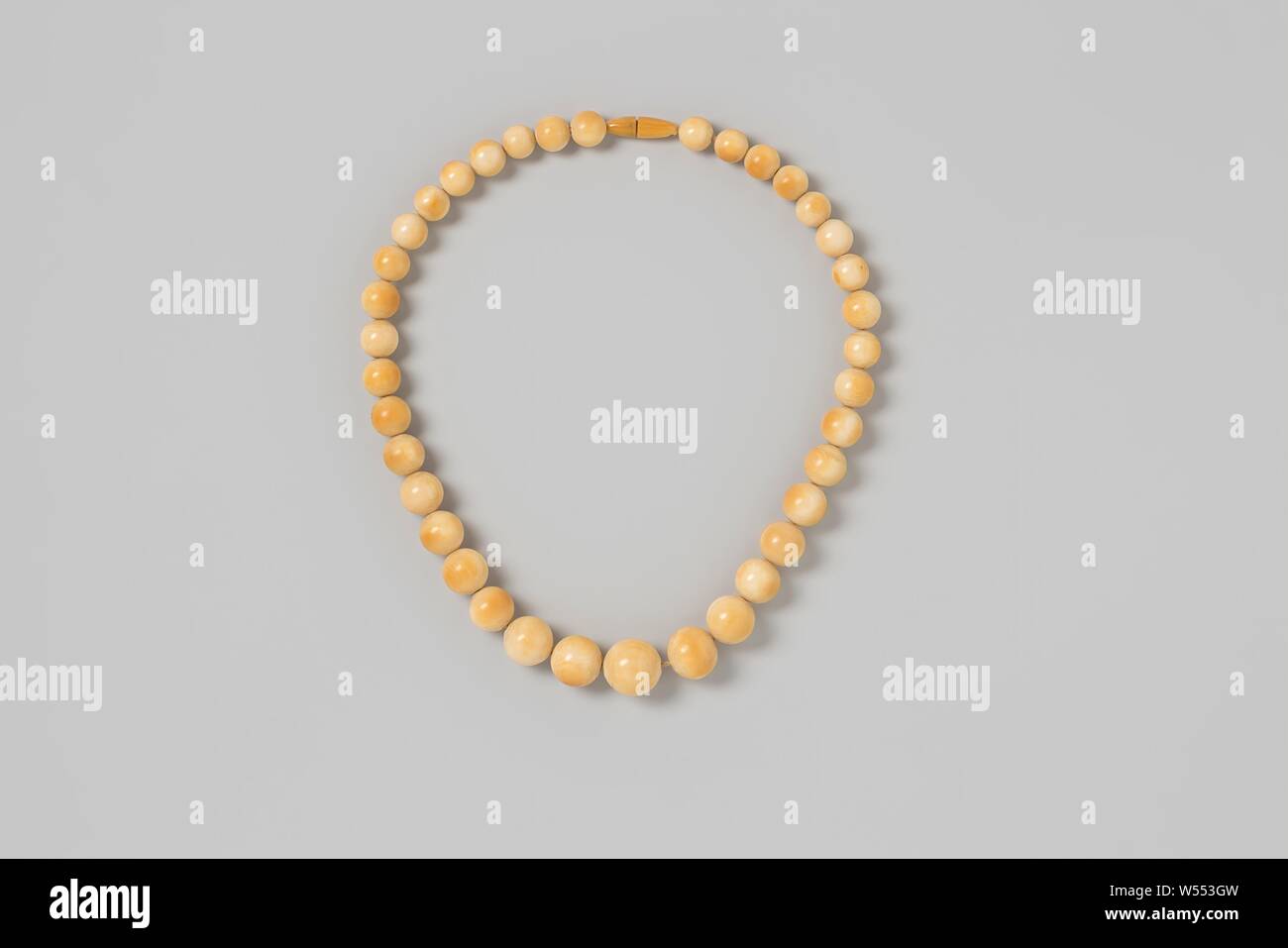 Collier de perles d'ivoire, collier de perles d'ivoire. L'Art déco. Les  perles sont convexes de différentes tailles, avec un verrouillage à vis.,  anonyme, West-Europa, ch. 1920, l'ivoire, en arrosant, l 45 cm
