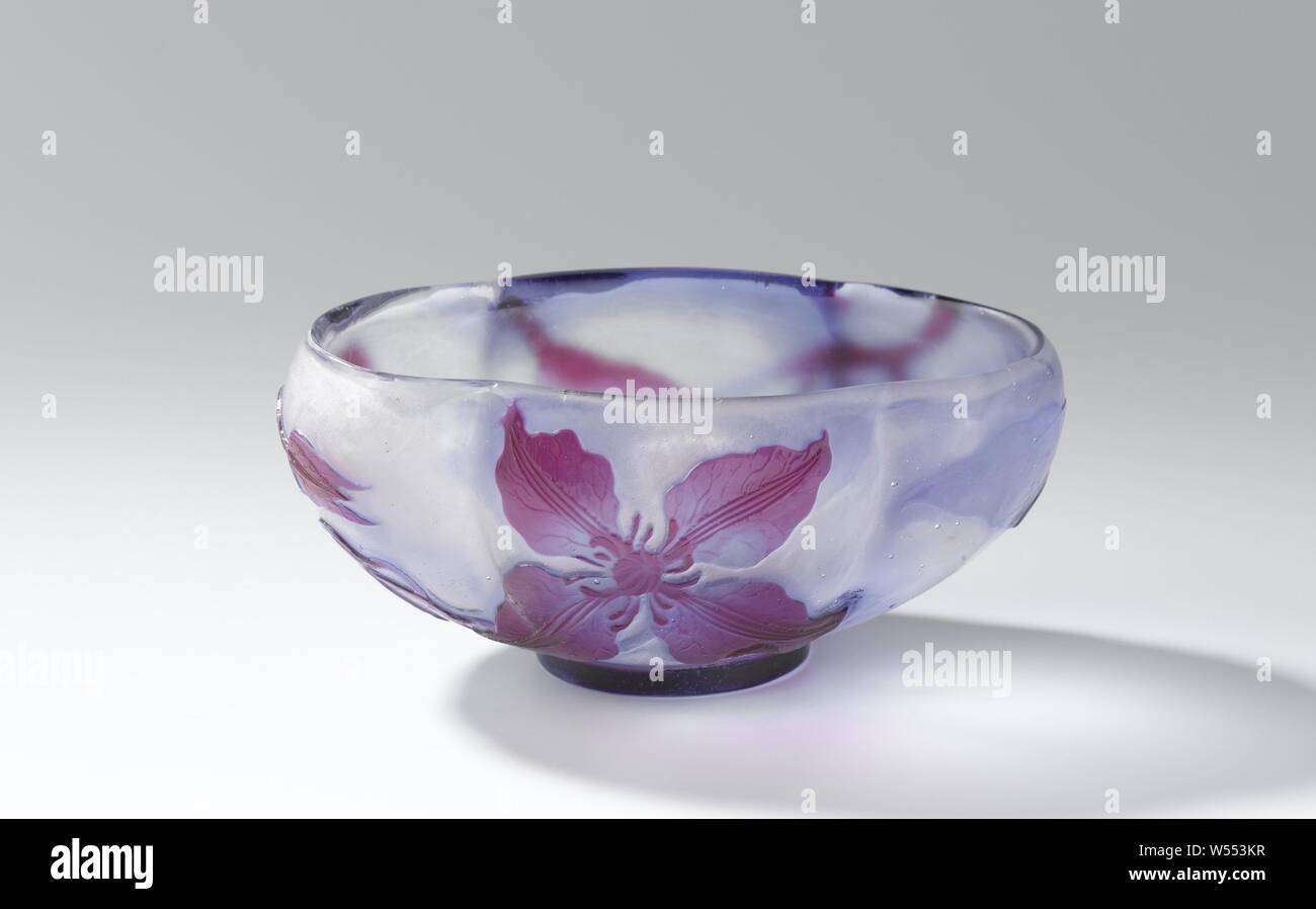 Bol avec clematis, fond légèrement concave, ovale, corps sculpté de verre incolore. Dans Überfang Double violet et bleu. Le décor, une clématite, appliquée dans deux gravures à l'acide et poli, poli. Sur le corps de la signature Gallé avec le numéro 2 ci-dessous., Émile Gallé (atelier de), Nancy, c. 1900 - c. 1902, verre, polissage, H 6,5 cm × 13,5 cm × w d 9 cm Banque D'Images