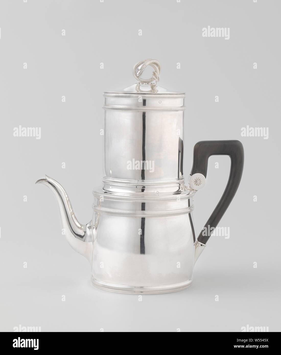 Filtre à café verseuse, rond, avec des bords côtes verticalement, le pot a un corps légèrement convexe au-dessus de laquelle est une petite rue. Juste au-dessus du fond du pot et le long du bas et haut de la section droite sont verticalement les bords à côtes, flanquée par d'étroites adulte. Le pot a une courbe en forme de S et de la tuyère d'une oreille ébène avec supports d'argent, l'une sur le dessus est ronde et des deux côtés décorée d'une rosette. Le cou du pot rajeunit vers une grande ouverture dans laquelle s'inscrit l'élargissement légèrement la partie inférieure de l'attachement cylindrique. La pièce jointe a un bas Banque D'Images