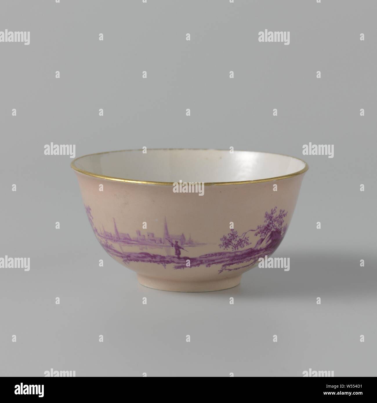 Partie d'un service café et thé tasse, partie d'un service à thé et café peint avec des chiffres dans une rivière paysage en rouge de betterave, tasse de porcelaine, partie d'un café et thé. Peint en rouge de betterave sur un fond rose clair, avec des chiffres dans une rivière paysage, avec des bâtiments et des ruines., Manufactuur Oud-Loosdrecht (attribué à), ch. 1774 - c. 1778, porcelaine (matériau Banque D'Images