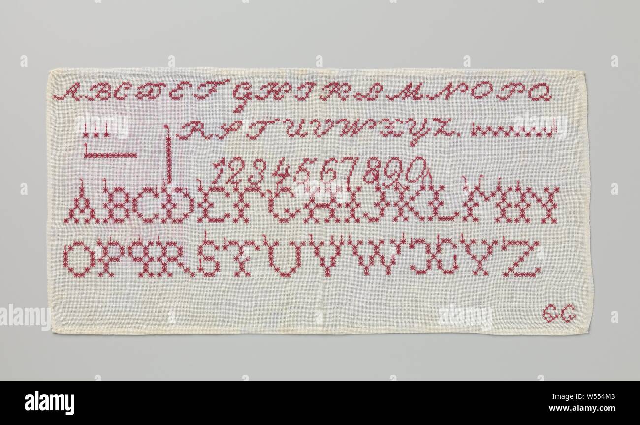 Tissu de la marque en lin avec un motif de lettres et chiffres rouge, marquée : GG, fabriqués à l'Normaalschool en Deventer pour que l'acte utile 'artisanat''., G. Glas, Deventer, ch. 1888 - c. 1894, , (matériau), à broder Banque D'Images