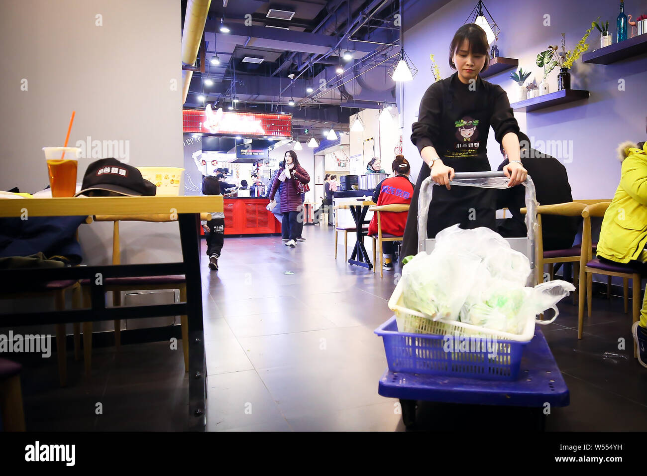 Les plats à emporter chinois Zhang Ke entrepreneur, qui utilisé pour être un programmeur, sortes de légumes utilisés pour en faire une sorte de mélange épicé, ou d'aliments, à Malaban Banque D'Images