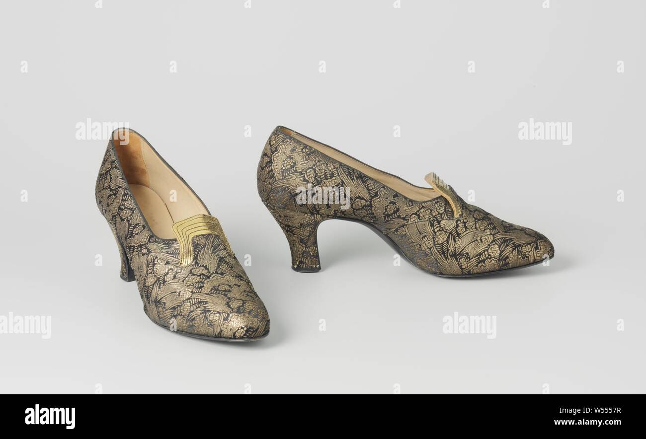 Paire de souliers pour dames avec Brocade talon talon gauche, noir et or d'Amsterdam la chaussure de Brocade. Modèle : Nez rond, modèle moulés avec rabat en cuir matelassé de couleur or. L'avant du talon va droit vers le bas et est recouvert de cuir de même que l'unique. Le côté et l'arrière du talon sont montés et recouverts de Brocade.. La chaussure est bordée de , dans le pied, avec le foie en cuir de couleur sur le côté et dans l'ici de brun clair daim., anonyme, West-Europa, ch. 1920, in a general sense, zool, voering, l 26 cm × w 9 cm × H 5,5 cm Banque D'Images
