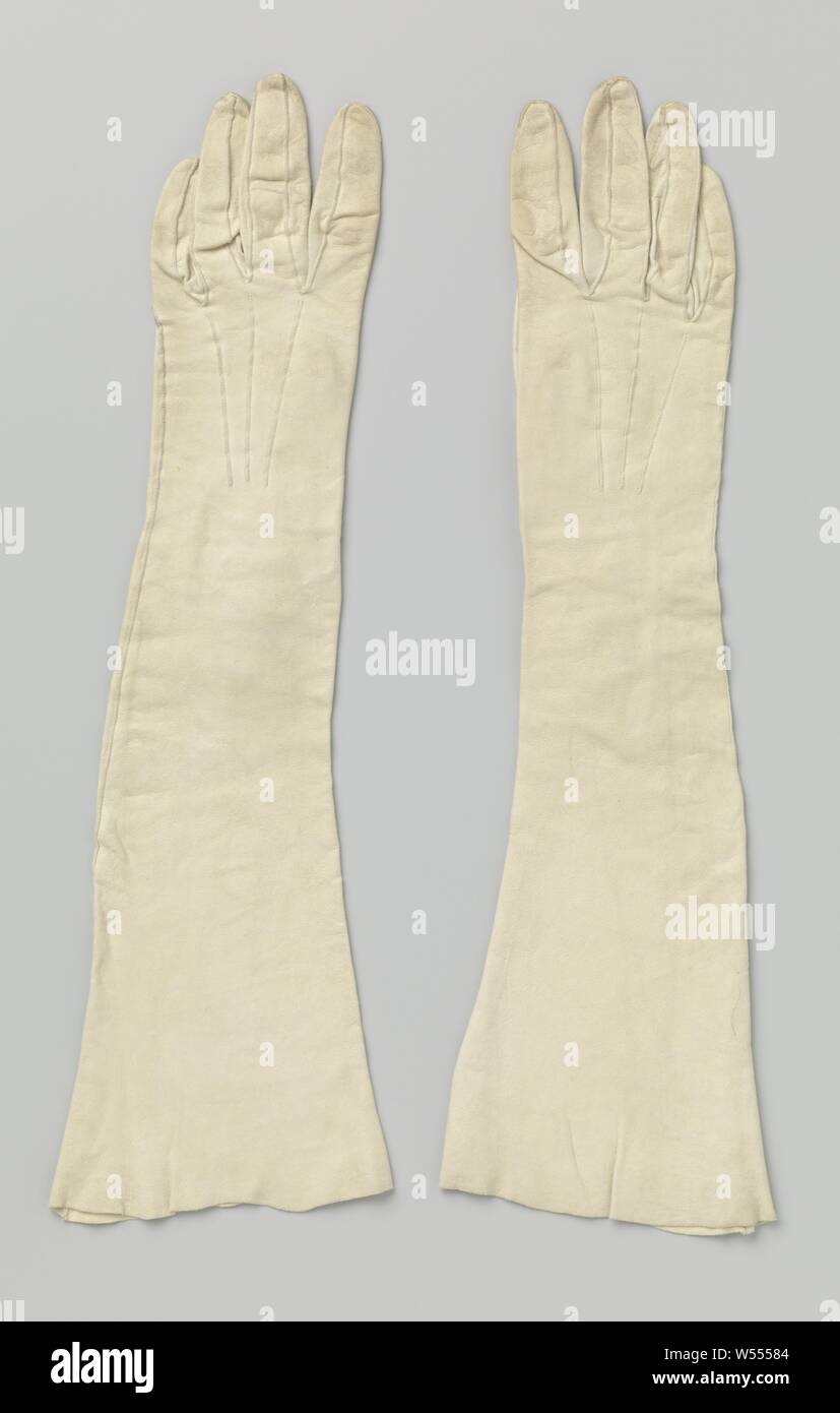 Gants faits de cuir de chamois blanc, gant gauche faite de cuir chamois blanc avec une scission au poignet avec trois boutons de nacre., anonyme, France, ch. 1920, in a general sense, knoop, l 45 cm × w 13 cm Banque D'Images