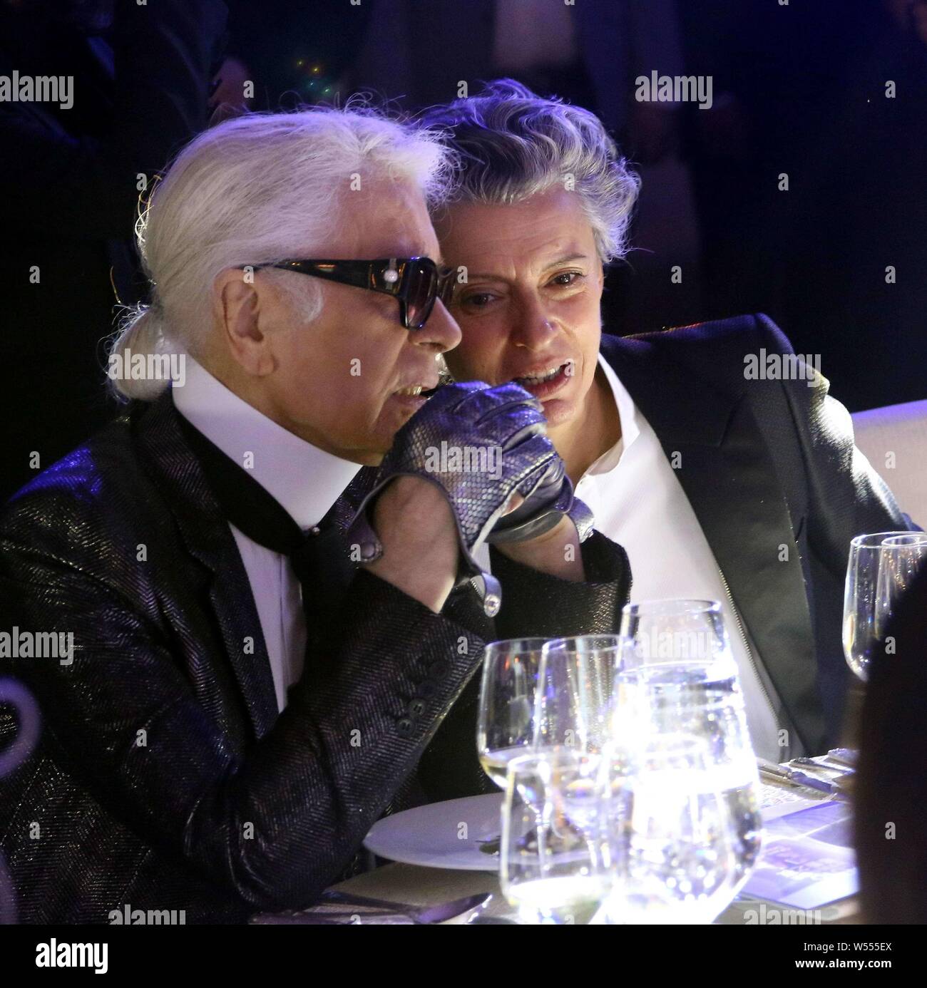 --FILE--allemand, Karl Lagerfeld, assiste à la gauche de la mode Numérique 2016 Grande cérémonie à Shanghai, Chine, 19 décembre 2016. Karl L Banque D'Images