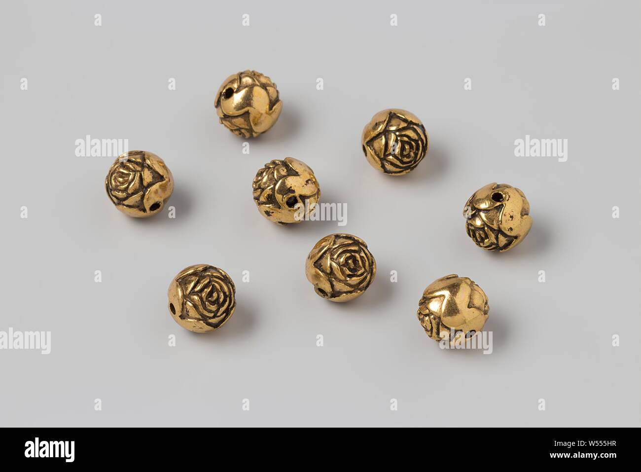 Les boutons de cuivre, sous la forme d'un rond rose, avec deux petites ouvertures pour pièce jointe., anonyme, Pays-Bas (peut-être), ch. 1840 - c. 1850, in a general sense, forgeage, d 1 cm Banque D'Images