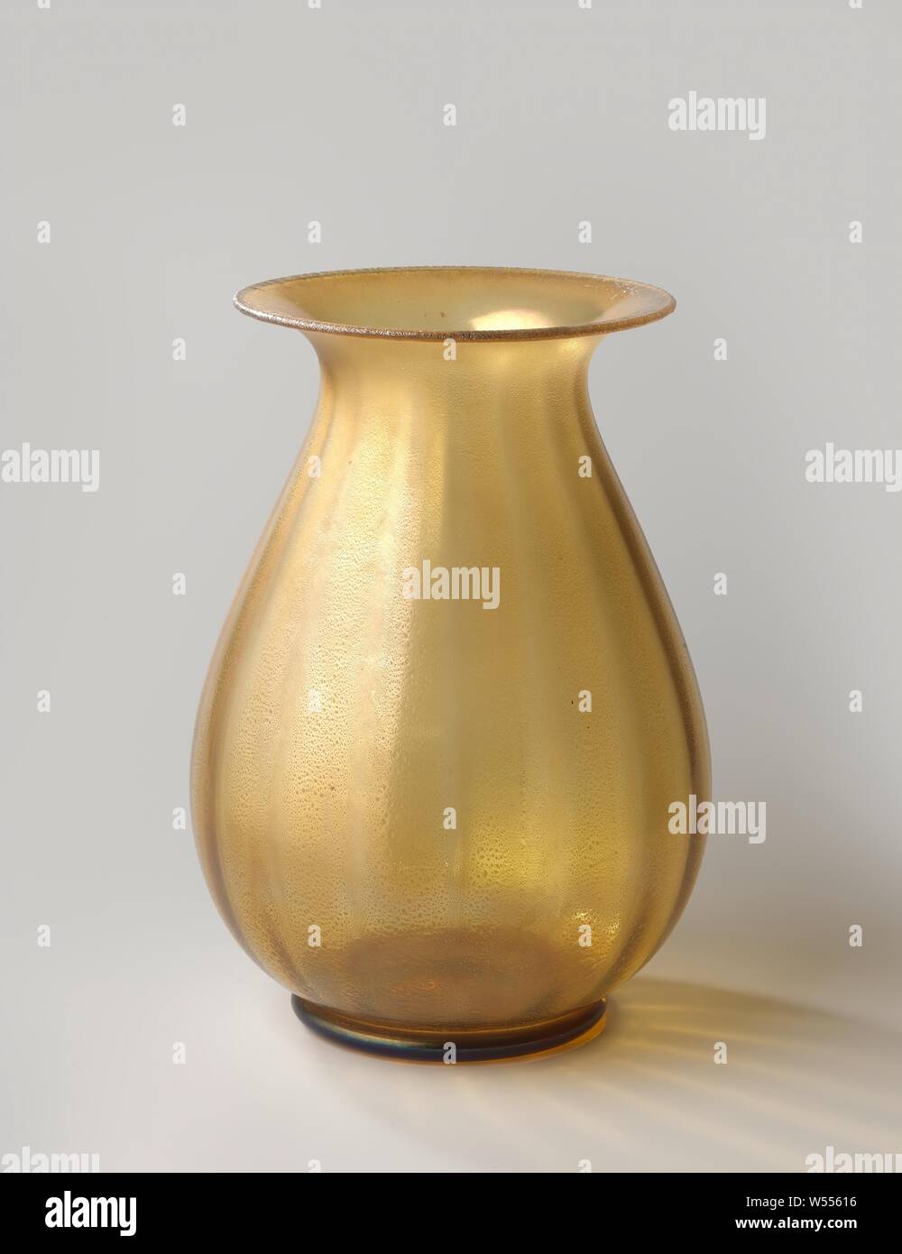 Vase de couleur ambre, verre opaque avec tin grésille, grand vase de verre  opaque irisé de couleur ambre. En forme de poire. Avec l'étain et côtes  faibles craquements. Bord courbe. Marqué sur