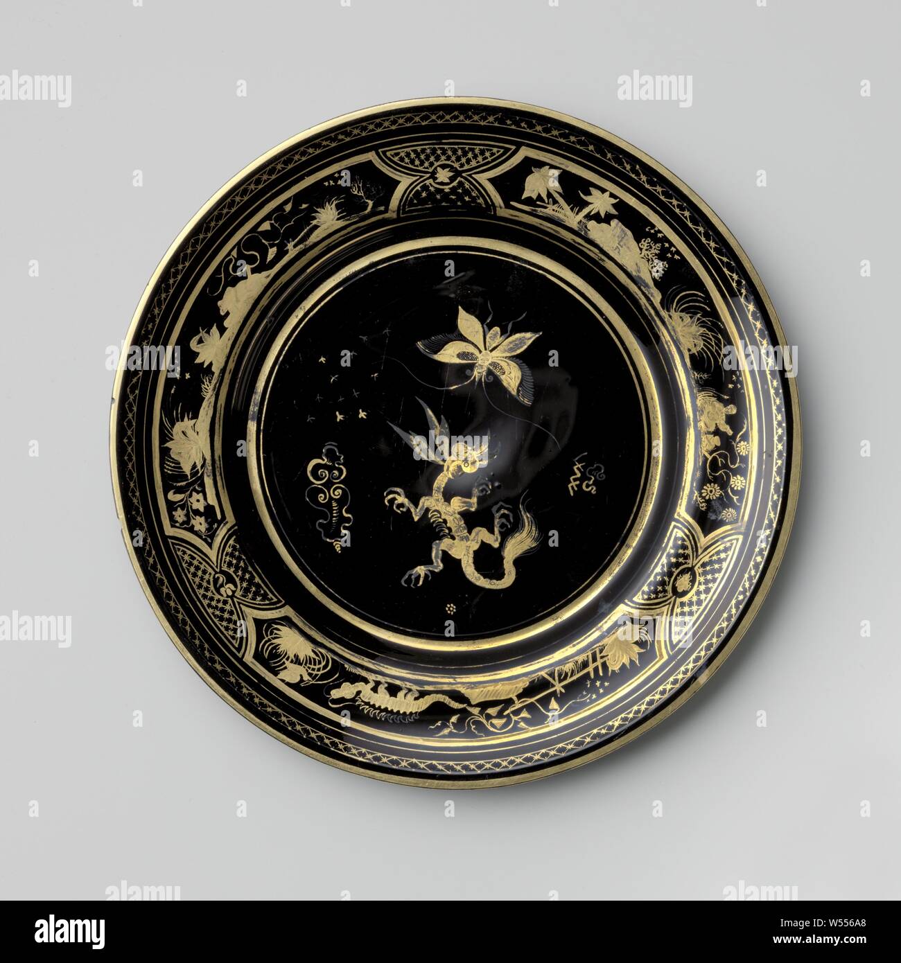 Hyalith avec plaque de verre noir chinoiserie, ronde, plate, peu profondes le bord légèrement concave. Chinoiserie décoration plaqué or avec des papillons, des dragons et des motifs de diamants sur la télévision et sur le bord., Franz August van Graaf van (Longueval Bucquoy), Zuid-Bohemen, ch. 1830, verre, soufflage du verre, H 1,9 cm × d 22,1 cm Banque D'Images