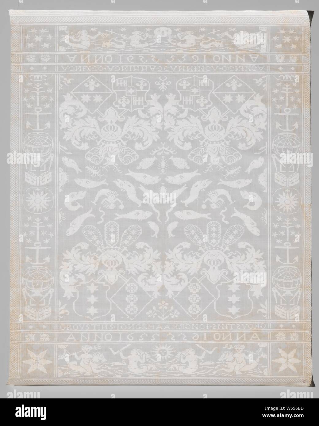 Camminga-Ockinga Grovestins-Jongema d'armes et de poisson et de lin blanc, motif serviette damassée avec motif poisson et les armes avec Camminga-Ockinga Grovestins-Jongema et noms de marque W, 22., anonyme, Noord-Nederland (peut-être), 1655, , (matériau), Damas, h 99,5 cm × w 75 cm Banque D'Images