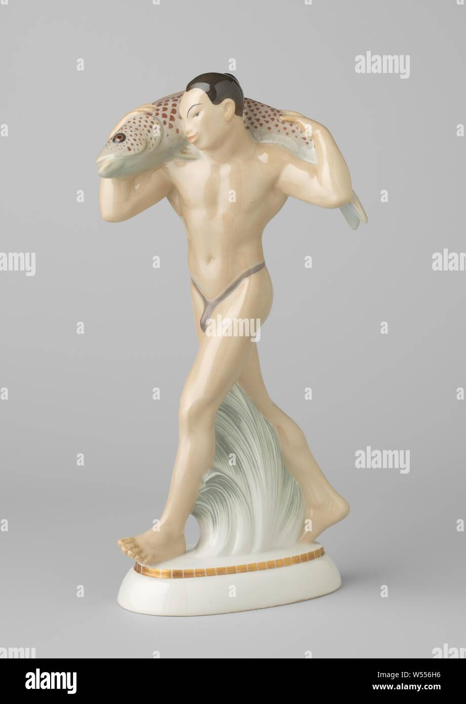 La figure de la forme d'un homme japonais avec un poisson, Image de la Porcelaine en forme d'un homme japonais avec un poisson sur son cou. Décor peint en vert, beige, brun et or sur l'émail. Inscrite sur le fond avec le sceptre, les numéros 140/645, le gouvernement apple avec KPM en rouge et bleu, lettre de l'année IO (1911), le numéro de modèle 9615 B. L'Art Nouveau., Königliche Porzellan Manufaktur, Berlin, 1911, porcelaine (matériau), glaçure, la vitrification, h 29,1 cm × 14,2 cm × d w 10,3 cm Banque D'Images