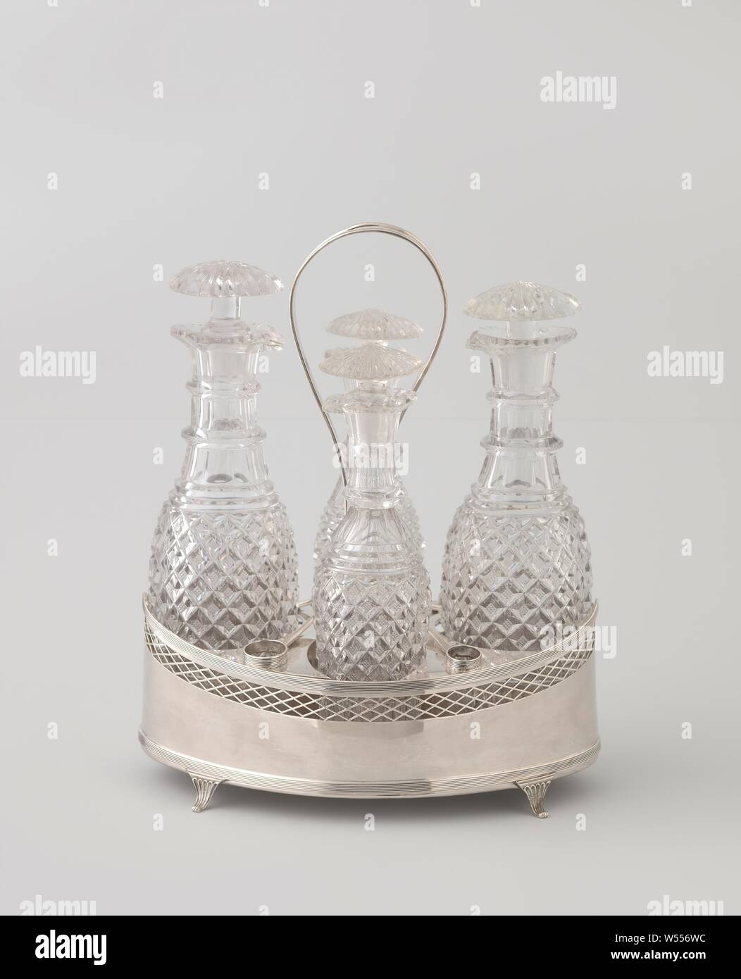 Bouchon de bouteille avec bouchon associée avec de l'huile et vinaigre set qui se compose de quatre bouteilles dans un récipient ovale, l'une des deux petites bouteilles d'une huile et d'azur avec 4 bouteilles de verre taillé incolore. Avec stop de verre taillé., Fa. Diemont, Amsterdam, 1801, verre, H 4,5 cm × 4,5 cm d Banque D'Images