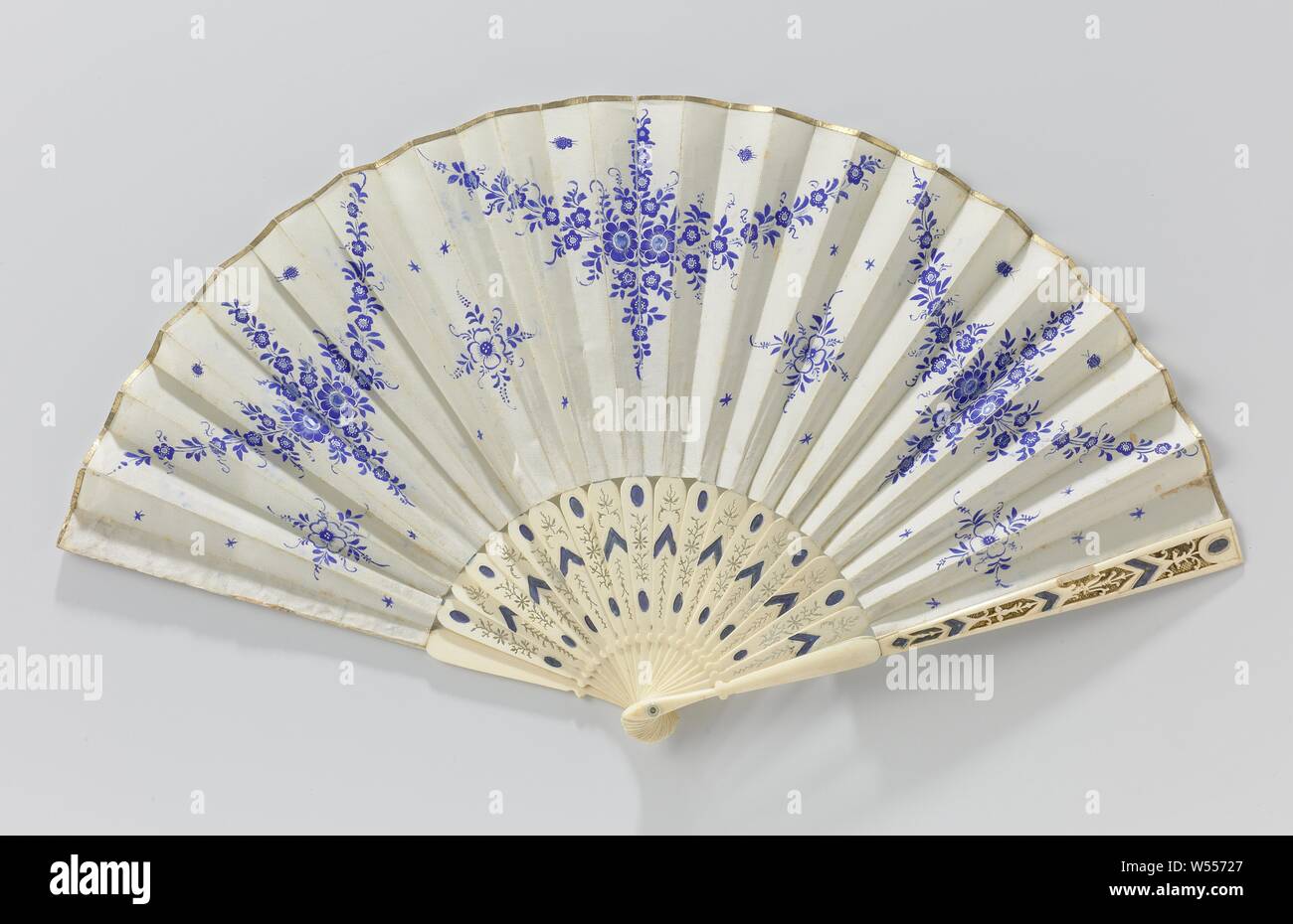 Ventilateur pliant, soie, haut-aquarelle fleurs bleu porcelaine peinte sous la forme de guirlandes et bord supérieur d'or, cadre fait d'ivoire ajour, ventilateur, pliage de feuilles de soie avec aquarelle fleurs bleu porcelaine peinte sous la forme de guirlandes et golden bord supérieur. Verso de la page est non peintes. Cadre fait d'ivoire ajour et creux, 20 jambes contigus. Les jambes couverts d'or. Joint torique sur l'axe de verrouillage est fait de nacre, demoiselle Louise Digna Catharina Blaauw-Six, jeune fille Catharina Isabella Six, F. Leroy (attribué à), Paris, ch. 1882, blad, montuur, sluitring, la peinture à l'huile (peinture), découpage, s 44 cm Banque D'Images