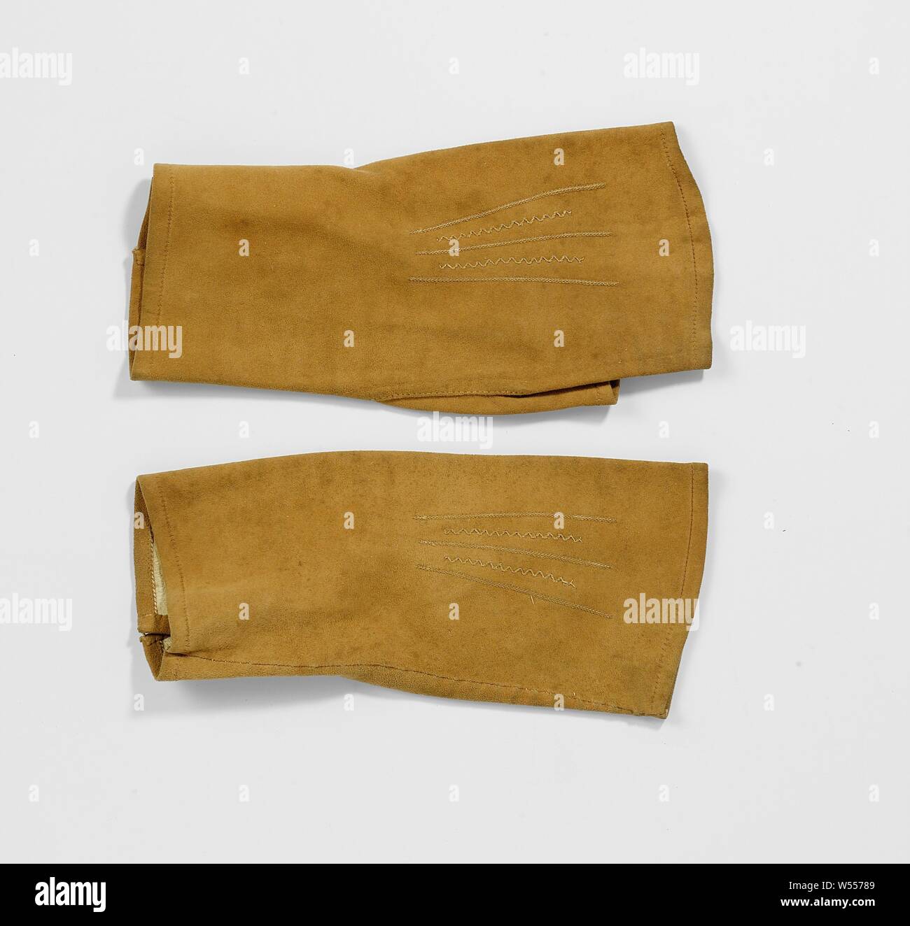 Golden Brown Suede cuir avec fermeture de deux boutons de cuivre, mitaine gauche avec le pouce séparé de golden brown suede avec deux boutons de cuivre. Trois lignes sur l'arrière., anonyme, Pays-Bas), ch. 1880 - c. 1890, in a general sense, l 17 cm × w 8 cm Banque D'Images