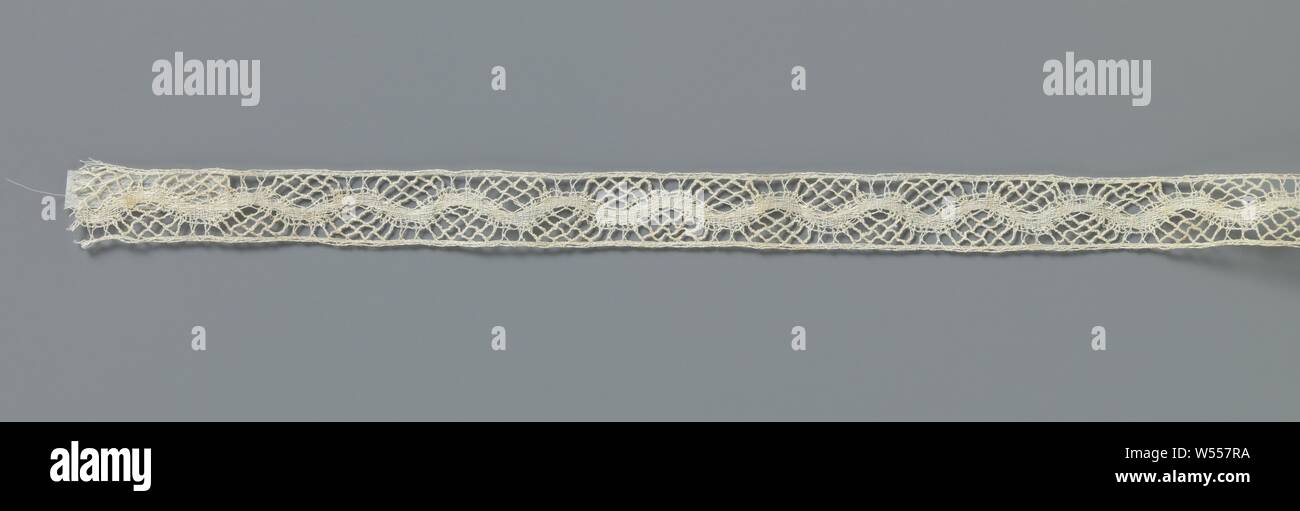 Du côté de la machine à insérer ligne ondulée, naturel-machine-machine côté insérer : Valenciennes-côté. La répétition continue et figure est constituée d'une ligne ondulée qui fonctionne à mi-chemin le long de la longue lignée de la bande étroite. La ligne est faite en lin avec des bords ouverts des deux côtés et est connecté à une machine square Valenciennes le sol, qui constituent le reste de la bande. Le haut et le bas de la bande sont finis tout droit., anonyme, France (peut-être), ch. 1850 - c. 1899, le coton (textile), l 36 cm × 1 cm × W, 1,7 cm Banque D'Images