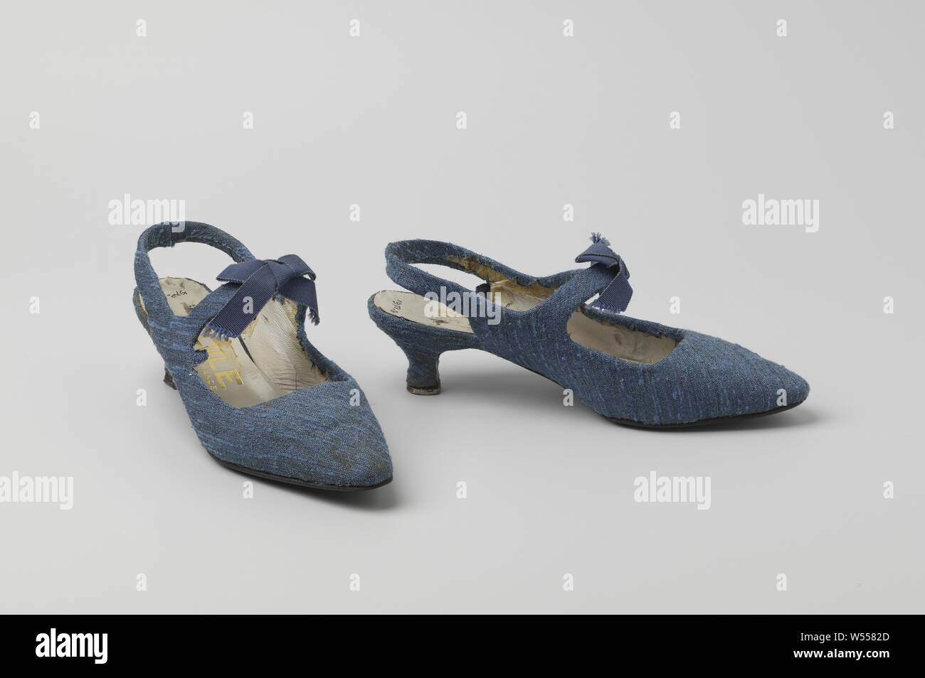 Chaussures pour femmes de laine bleu avec dragonne derrière le talon et cou- de-sangle avec bow, Mesdames chaussure de laine bleu avec dragonne derrière  le talon et cou-de-sangle. Modèle : Slingback : pointu,
