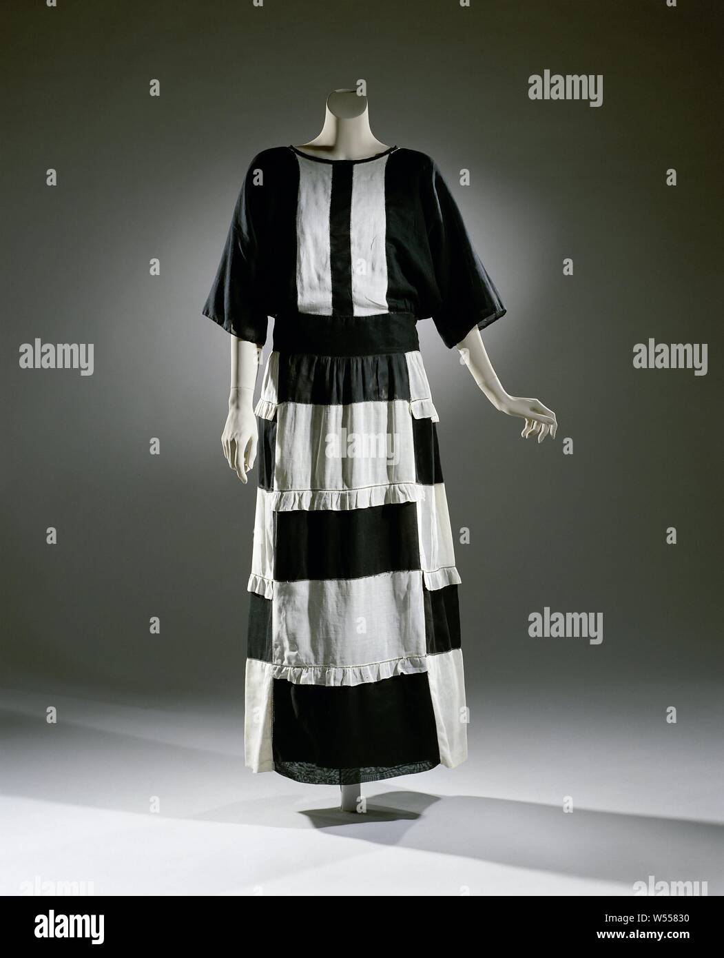 Robe composée de blocs de voile noir et blanc, une robe composée de blocs de noir et blanc voile., Hirsch & Cie S.A. (Peut-être), Amsterdam, ch. 1914 - c. 1918, le coton (textile), h 139 cm Banque D'Images