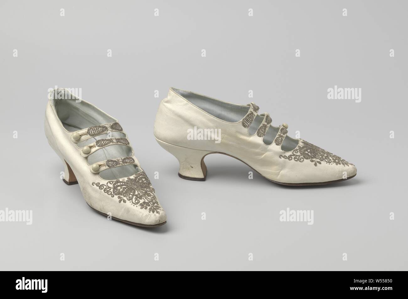 En verre blanc avec trois sangles en cuir blanc avec un bouton convexe, décorée de perles de verre et perles de verre blanc, chaussures en cuir blanc avec perles de verre et perles. Chaussures avec trois sangles sangle blanc avec boutons convexe. Nez très pointu, talons bas pompadour. Doublure de soie bleu clair ripper., les insectes : dragon-fly, anonyme, Bruxelles (éventuellement), ch. 1895 - c. 1905, la soie, kralen, l 25,8 cm × w 7,9 cm × H 10,5 cm H 5 cm Banque D'Images