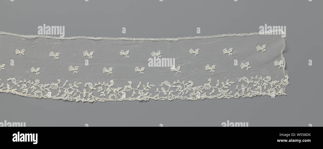 Bande de dentelle d'application avec bell fleurs et feuilles ondulées, Bande de couleur naturel application Bruxelles, dentelle Dentelle aiguille l'appliqué sur la machine tulle. Modèle d'épandage avec deux rangées de petites branches, chacune avec une campanule, sur une fine maille hexagonale. Le bord inférieur légèrement festonné découle du motif répétitif d'une succursale à feuilles ondulées avec deux fleurs et une fleur. Les contours en relief avec des motifs de largement utilisé des faisceaux de fils. Dans les points fantaisie fleurs et boutons de fleurs et entre quelques feuilles. Le côté supérieur est doté d'un groupe serré., anonyme, Bruxelles, ch. 1840 - c. 1849 Banque D'Images