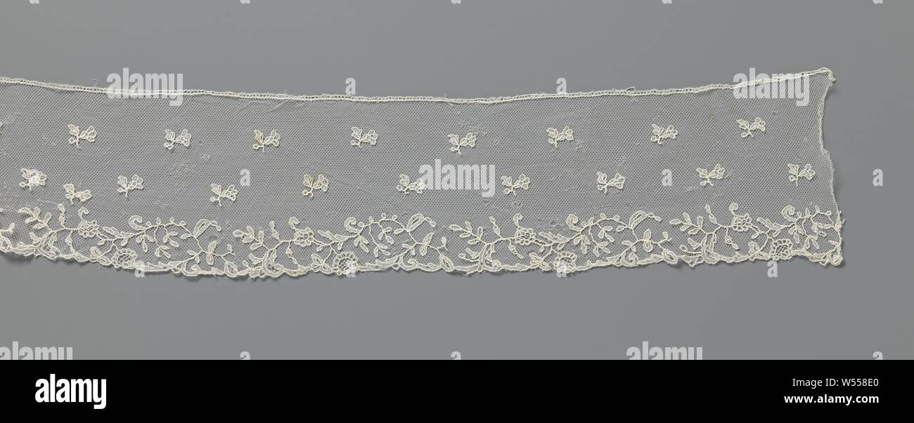 Bande de dentelle d'application avec bell fleurs et feuilles ondulées, Bande de couleur naturel application Bruxelles, dentelle Dentelle aiguille l'appliqué sur la machine tulle. Modèle d'épandage avec deux rangées de brindilles, toujours avec une campanule, sur une fine maille hexagonale. Le bord inférieur légèrement festonné découle du motif répétitif d'une succursale à feuilles ondulées avec deux fleurs et une fleur. Les contours de l'allégement avec motifs largement utilisé des faisceaux de fils. Dans les points fantaisie fleurs et boutons de fleurs et entre quelques feuilles. Le top est fini avec une bande., des paysages dans la zone tempérée, Tobias et Banque D'Images