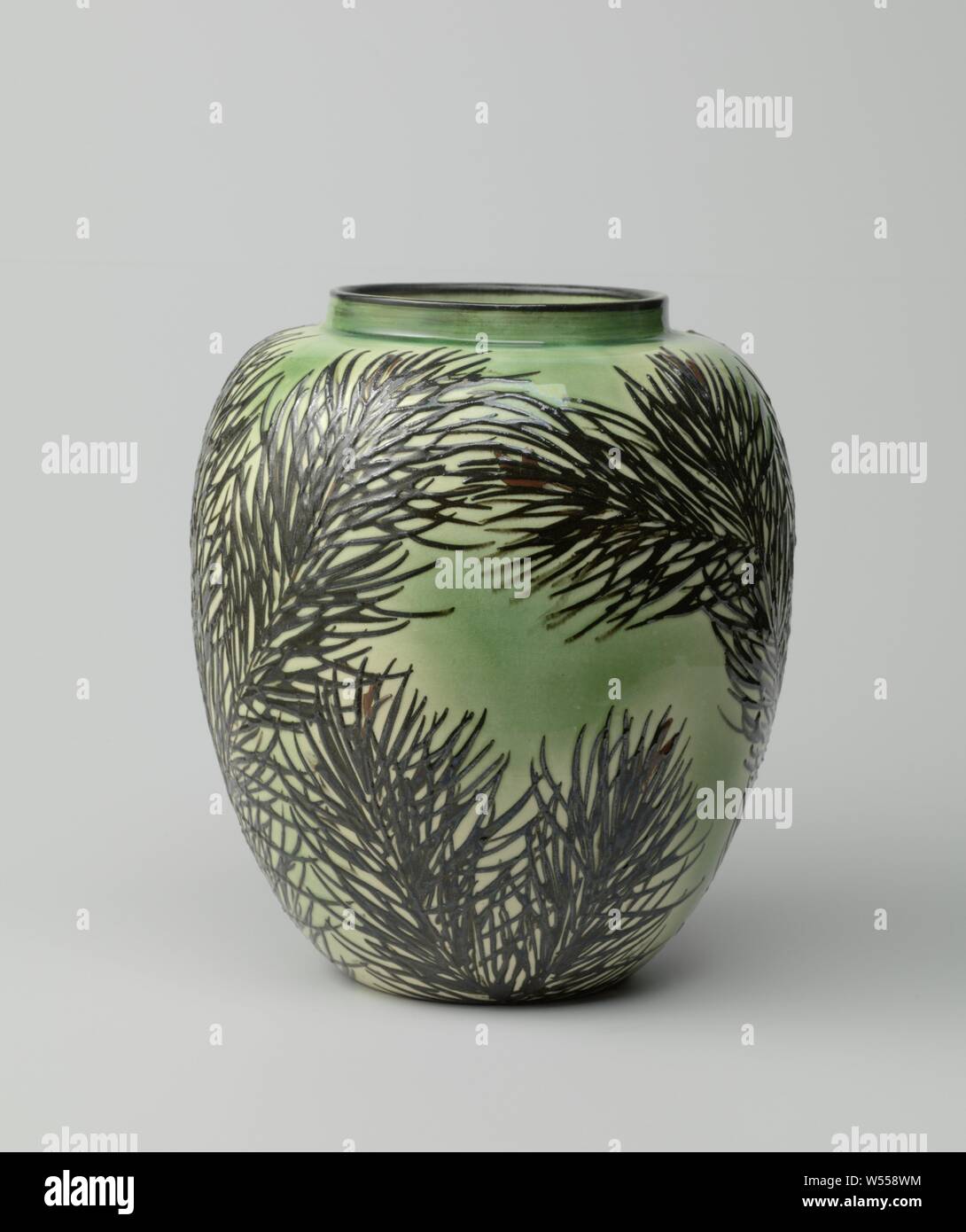 Vase de faïence, décorées de branches avec technique de limon, limon décorées de branches de sapin avec une technique en noir et rouge-brun sur fond vert. Signature : Cachet gravé : Factory, 1804, PROF. LAUGER, fabriqué en Allemagne, éd., Groszherzogliche Majolika-Manufaktur, Karlsruhe, ch. 1921 - c. 1923, argile, h 26,8 cm × 23,0 cm d Banque D'Images