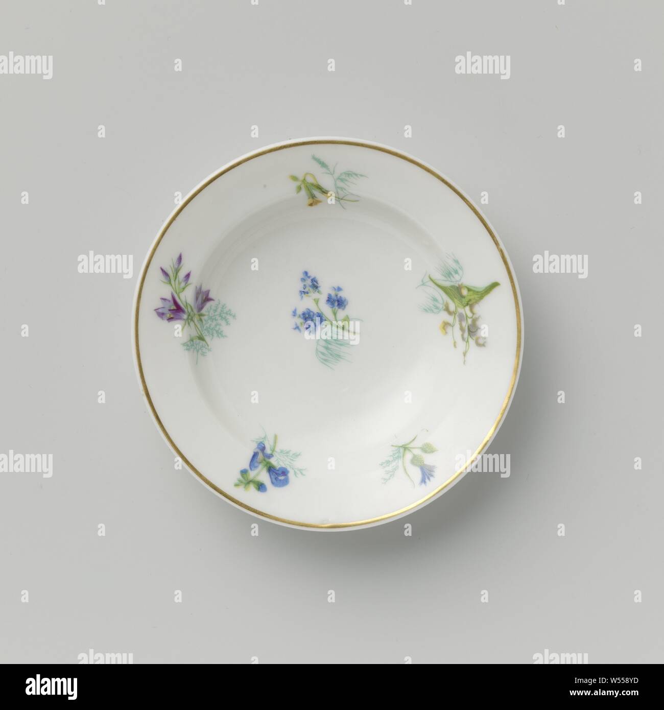 Plaque avec divers sprays de fleurs, profonde assiette de porcelaine, décoré sur la glaçure avec bleu, rouge, rose, vert, jaune, violet et or. Sur la face avant et une fleur différentes branches de la ligne d'or sur le bord., anonyme, France, ch. 1850, Porcelaine, glaçure (matériel), de l'or (métal), la vitrification, H 2,6 cm d 11,6 cm d 5,8 cm Banque D'Images