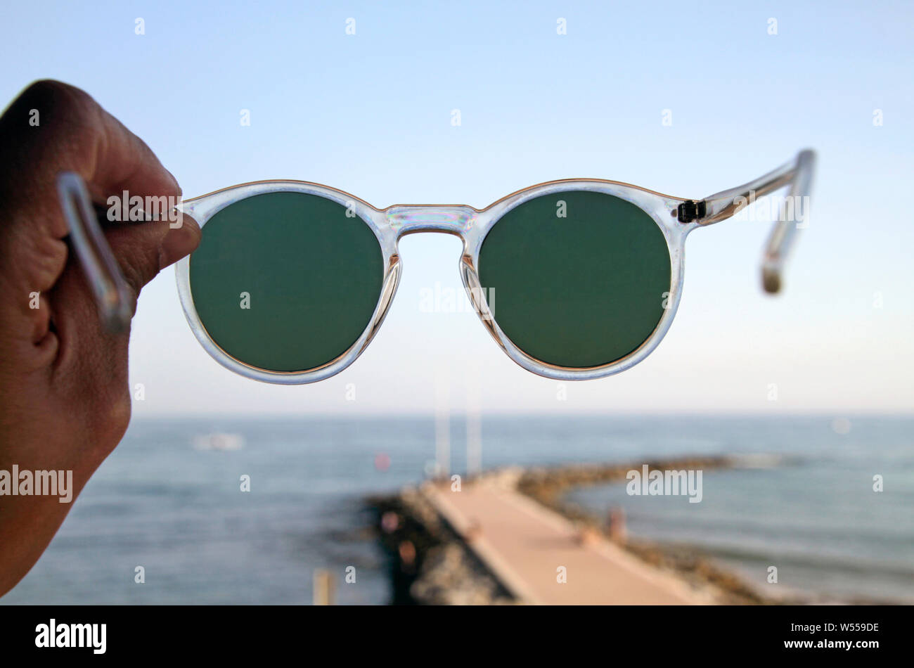 Point de vue - à travers une paire de lunettes de soleil Banque D'Images