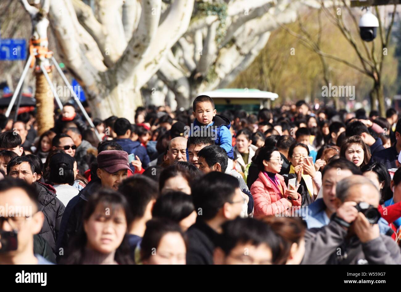 La foule des touristes West Lake scenic spot pendant le congé du Nouvel An lunaire chinois, également connu sous le nom de Festival du printemps, dans la ville de Hangzhou, Chine, Moyen-Orient Zhej Banque D'Images