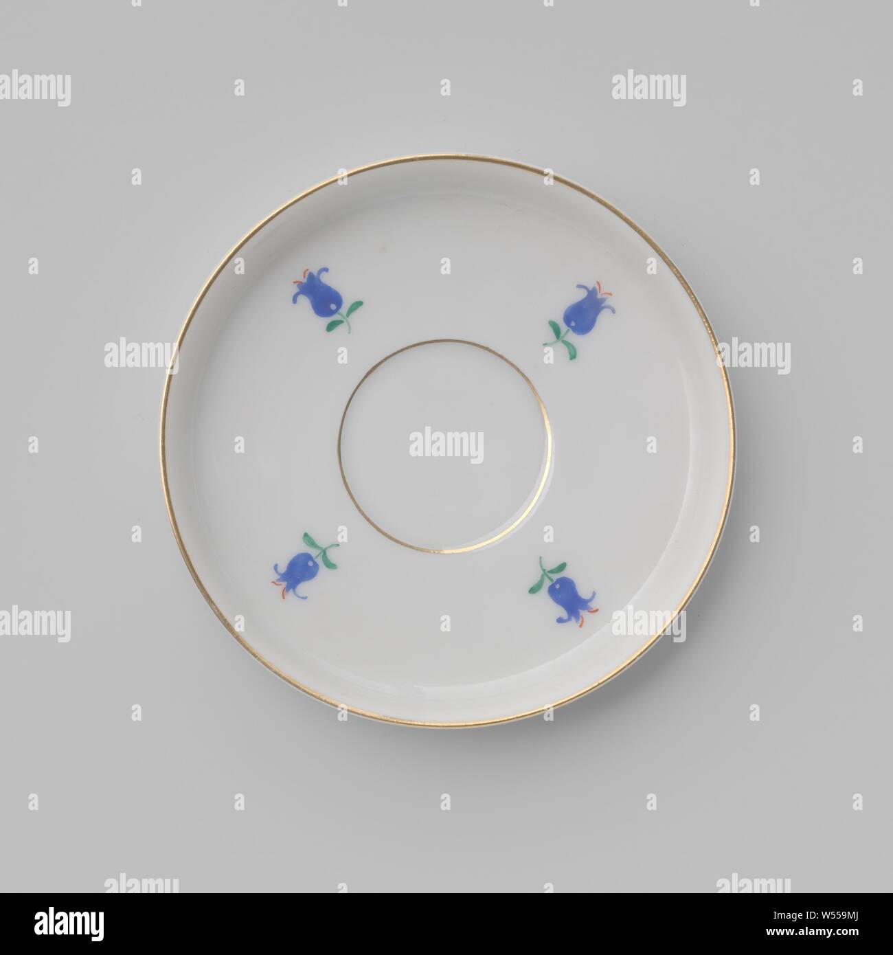 Bol soucoupe soucoupe en porcelaine avec des fleurs, avec un centre d'approfondir un peu faible, et soulevé, mur peint sur l'émail en bleu, rouge, vert et or. Sur l'étagère un médaillon doré autour du centre est affaissé et autour d'elle quatre fleurs bleues. Bande dorée. Inscrite sur le fond avec les marteaux croisés avec la couronne, le texte "EPIAG PIRKENHAMMER TCHÉCOSLOVAQUIE' et le nombre 5857., Pirkenhammer, Karlovy Vary, c. 1935, Porcelaine, glaçure (matériel), de l'or (métal), la vitrification, h 10,2 cm d 1,5 cm Banque D'Images