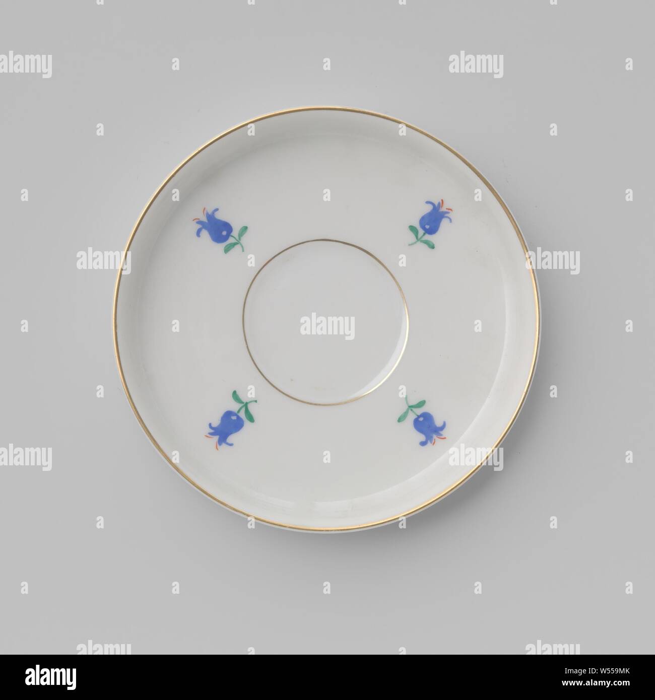 Bol soucoupe soucoupe en porcelaine avec des fleurs, avec un centre d'approfondir un peu faible, et soulevé, mur peint sur l'émail en bleu, rouge, vert et or. Sur l'étagère un médaillon doré autour du centre est affaissé et autour d'elle quatre fleurs bleues. Bande dorée. Inscrite sur le fond avec les marteaux croisés avec la couronne, le texte "EPIAG PIRKENHAMMER TCHÉCOSLOVAQUIE' et le nombre 5857., Pirkenhammer, Karlovy Vary, c. 1935, Porcelaine, glaçure (matériel), de l'or (métal), la vitrification, h 10,2 cm d 1,5 cm Banque D'Images