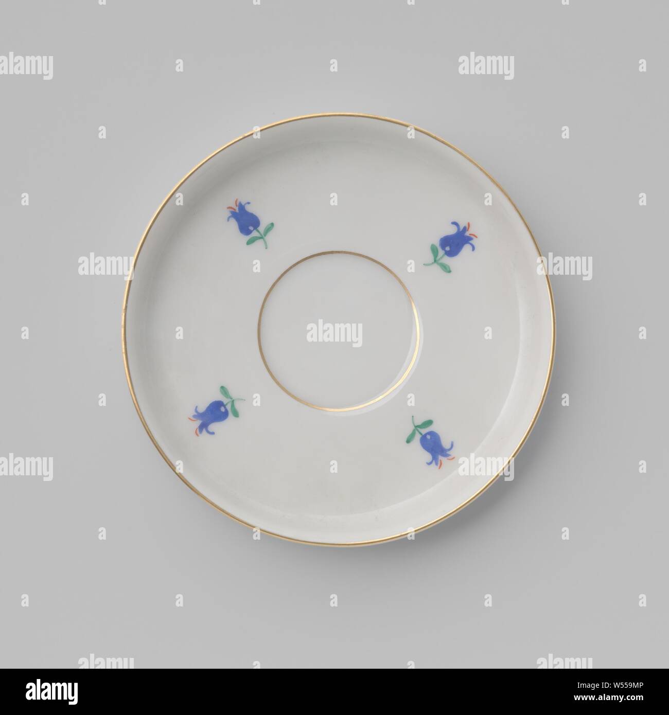 Bol soucoupe soucoupe en porcelaine avec des fleurs, avec un centre d'approfondir un peu faible, et soulevé, mur peint sur l'émail en bleu, rouge, vert et or. Sur l'étagère un médaillon doré autour du centre est affaissé et autour d'elle quatre fleurs bleues. Bande dorée. Inscrite sur le fond avec les marteaux croisés avec la couronne, le texte "EPIAG PIRKENHAMMER TCHÉCOSLOVAQUIE' et le nombre 5857., Pirkenhammer, Karlovy Vary, c. 1935, Porcelaine, glaçure (matériel), de l'or (métal), la vitrification, H 1,5 cm d 8,5 cm 10,2 cm w Banque D'Images