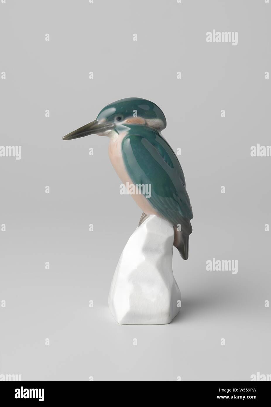 La figure de la forme d'un martin-pêcheur, figure de la Porcelaine en forme de kingfisher en bleu-vert et rose sur un rocher blanc. Signature : HEUBACH Porzellan, pas clair numéro de modèle. Signé à l'arrière de la roche : Paul Zeiller. Marqués avec : factory Kunst HEUBACH Porzellan en vert, le numéro de modèle 6845 ( ?)., Gebroeders Heubach, Lichte, ch. 1910, porcelaine (matériau), H 15 cm × w 6.5 cm × d 8,8 cm Banque D'Images