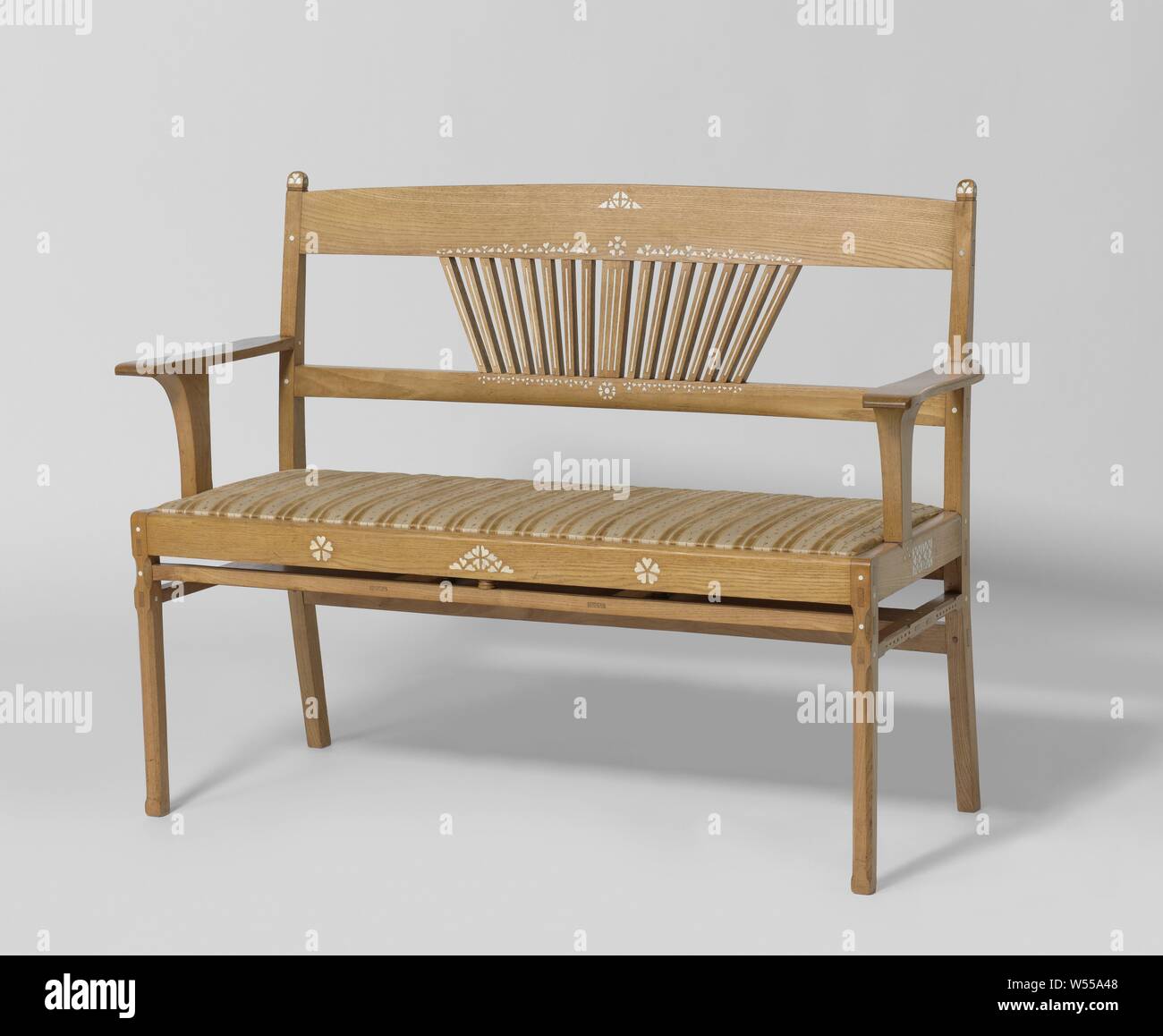 Canapé incrustés de motifs en forme de cœur, de cendres banc, incrusté de motifs en forme de résine de l'ivoire. Les clous qui fixent l'axe et le trou ainsi les connexions sont également faites d'ivoire. Le canapé est recouvert de mûrir., Kunsthandel E.J. van Wisselingh, Amsterdam, ch. 1900 - c. 1905, le frêne (bois), ivoire, noyer (bois), h 89,5 cm × w 120,5 cm 47,0 cm × d Banque D'Images