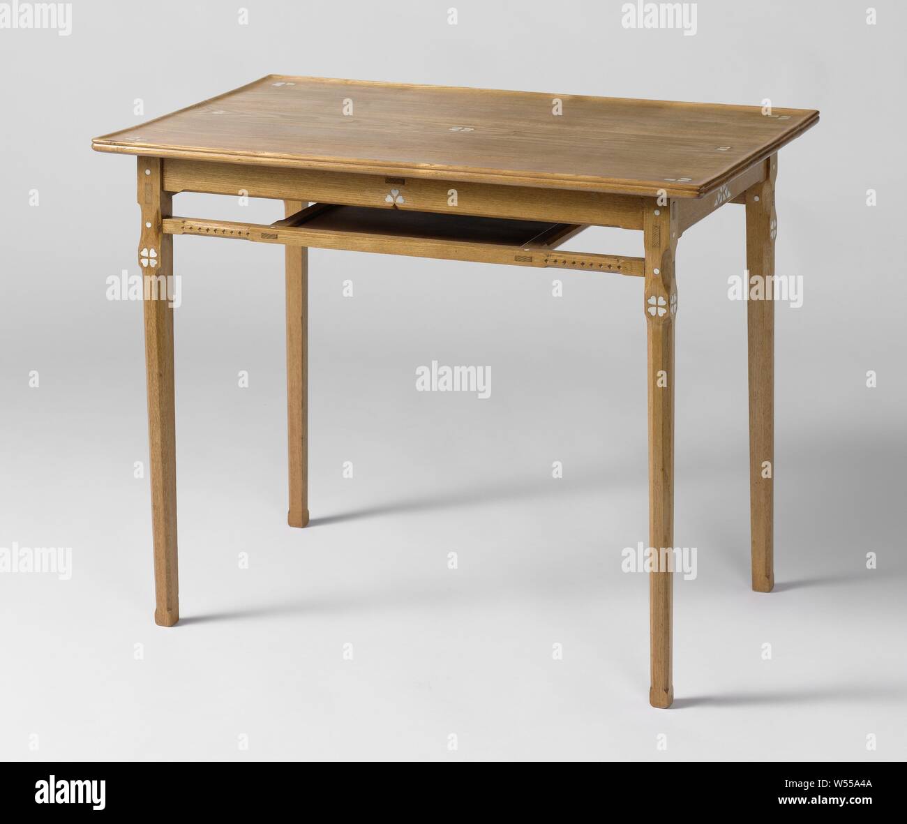 Table avec incrusté de motifs en forme de cœur, une table en bois de frêne, incrustés de motifs en forme de cœur, de l'ivoire. Les clous qui fixent l'axe et le trou ainsi les connexions sont également faites d'ivoire., Kunsthandel E.J. van Wisselingh, Amsterdam, ch. 1900 - c. 1905, le frêne (bois), ivoire, noyer (bois), h 68,0 cm × 82,0 cm × d w 50,5 cm Banque D'Images