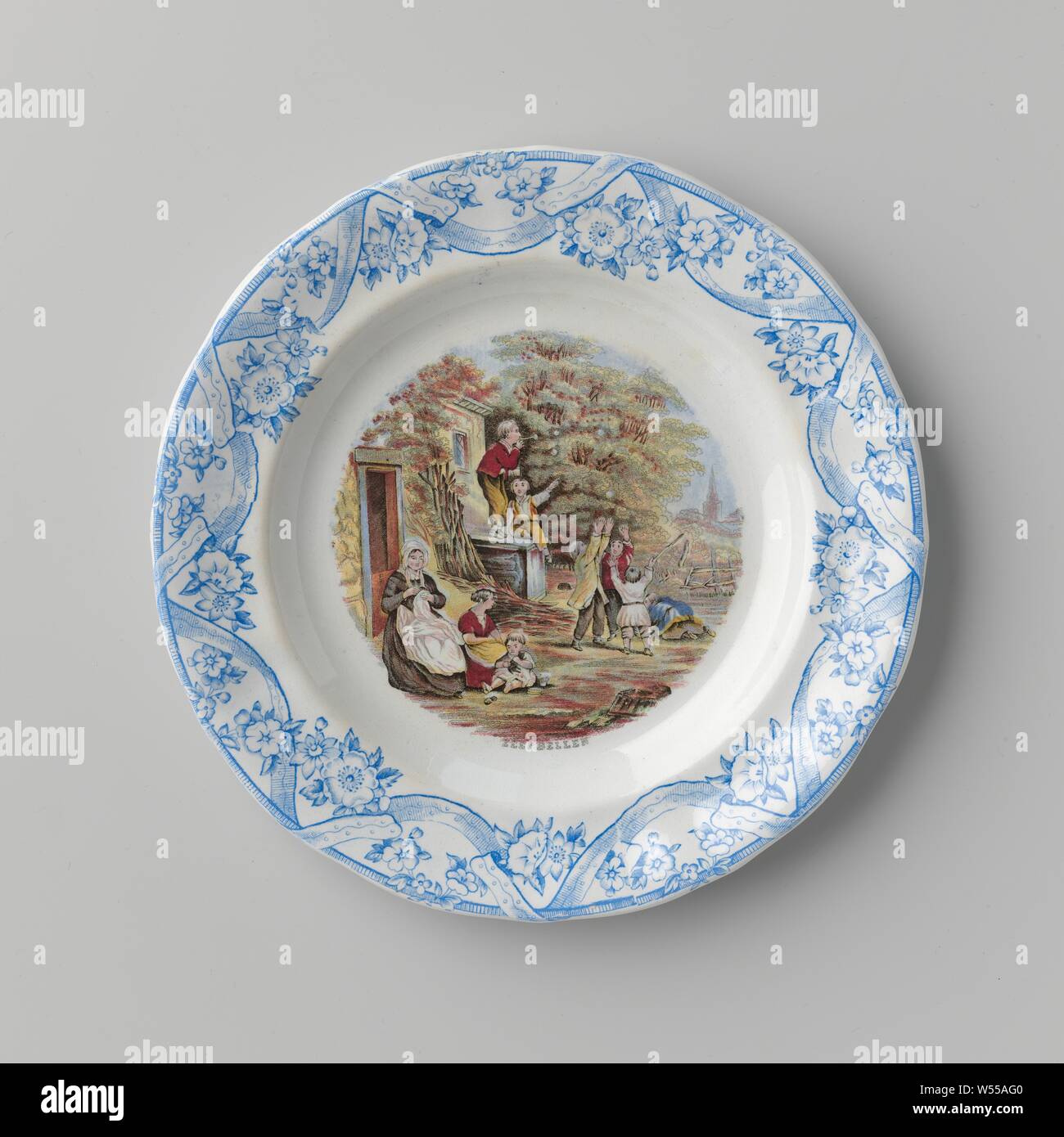 Plate, avec bulle-soufflage d'enfants sur le plateau, la plaque de la faïence avec décor de transfert multi-couleur. Les enfants faire des bulles en face d'une maison. Au-dessous de la performance est le texte : des bulles de savon. La frontière est décorée en bleu avec une bordure ondulée sur laquelle accrocher un ruban et guirlandes., Petrus Regout, Maastricht, 1879, h 2,4 cm × d 21,8 cm Banque D'Images