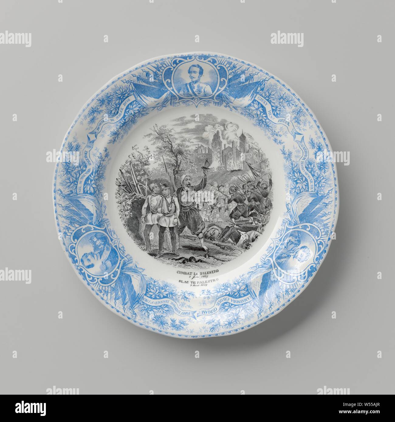 Plaque, avec la bataille de Palestro sur l'étagère, la plaque de la faïence avec décor transfert noir et bleu. L'étagère est décoré d'un transfert noir décor, la frontière avec un décor transfert bleu. Sur l'étagère d'une représentation de la bataille de Palestro. Ci-dessous le montrent le texte : Combat de Palestro 2 Juin 1859 / Bataille de Palestro 2 juin 1859. La frontière est décoré de trois cartouches avec des portraits. Entre les cartouches, feuilles, bannières et rubans avec le texte suivant : BENEDECK DE SCHLICK BUOL ., GIULY HESS BRÜCK, GARIBALDI BUONCOMPAGNIE RIGA, LA MARMORA CAVOUR, CIVRIANI FOREY Banque D'Images
