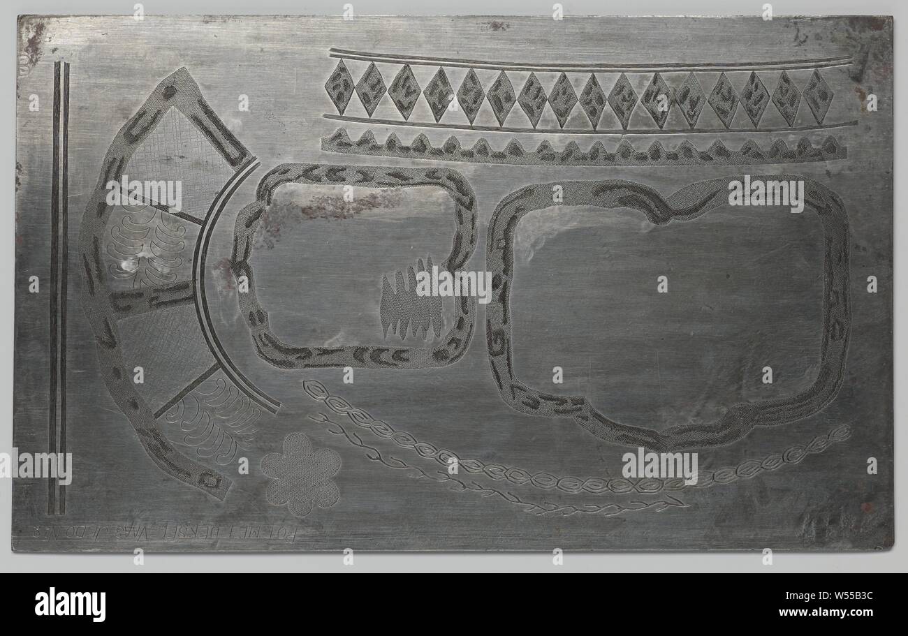 La plaque avec des décorations gravées pour la poterie, avec des décorations à la frontière pour les plaques, la plaque de cuivre gravée des représentations. D'une part, trois décorations pour les plaques avec des champs de fleurs et hexagonale un fragment d'un ensemble avec des enfants qui jouent. Dans le coin en haut à droite, le texte : ... N. Dans le coin en haut à gauche le numéro : 1221. L'autre côté de la frontière avec trois plaques gravées pour décorations avec des fleurs. Dans le coin en haut à droite, le texte : RAND ... ( ?)., Petrus Regout, Maastricht, ch. 1801 - c. 1879, le cuivre (métal), gravure, h 20,5 cm × 35,4 cm × w w 1,36 kg Banque D'Images