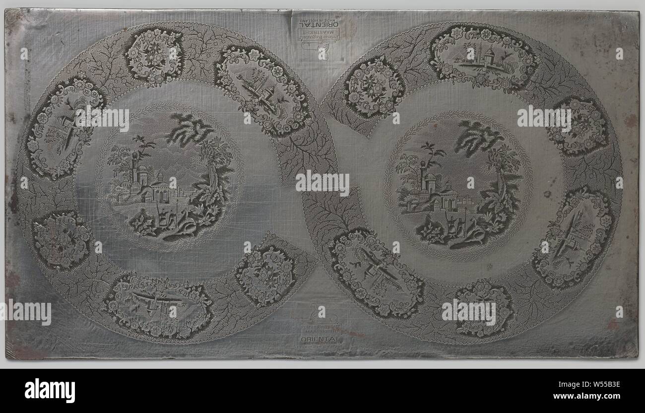 La plaque avec des décorations gravées pour la poterie avec Ruth et Boaz, plaque de cuivre gravée de représentations une carafe de lait avec le décor Ruth et Boaz, représentations de la frontière et l'usine de timbres. Le texte ci-dessus à droite : MELKTON 24 et 1166. L'arrière avec des décorations gravées border. Dans le coin en haut à droite, 826 (barré)., Petrus Regout, Maastricht, ch. 1801 - c. 1879, le cuivre (métal), gravure, h 25,0 cm × 45,5 cm × w w 2,49 kg Banque D'Images