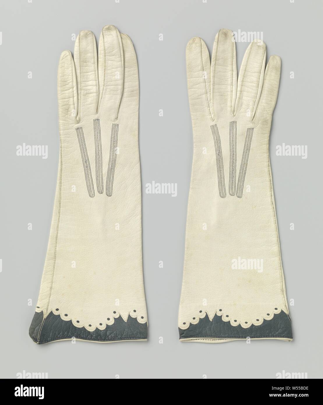 Paire de gants avec gant de cuir glacé broder garni de cuir vert, à gauche  du gant de cuir glacé garni de cuir vert. Petit capot. Sur la main composée  de trois