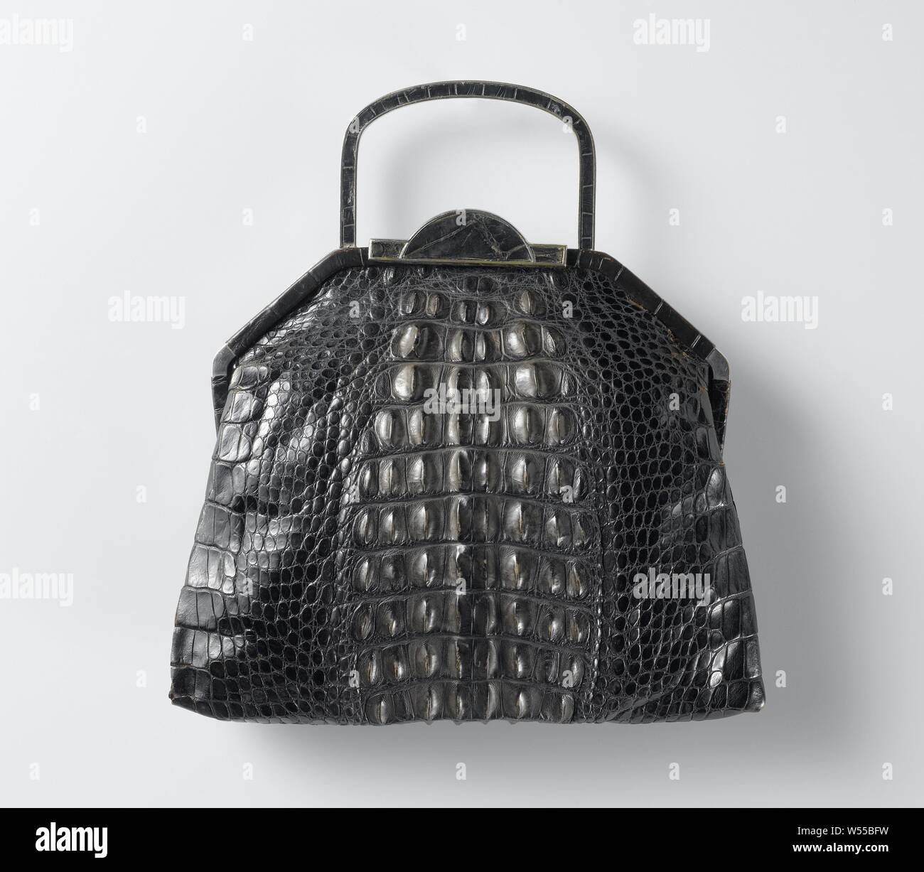 Sac à main en cuir crocodile noir avec support en métal argenté, fermoir et  poignée, sac à main en cuir de crocodile noir brillant. En haut de la  couleur argent (métal chrome ?)