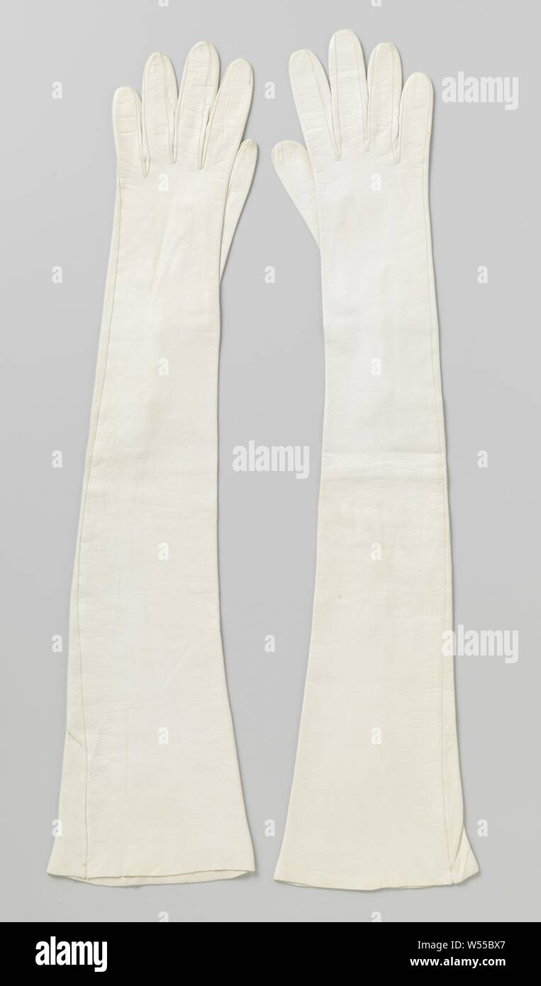 Gants de protection en cuir glacé blanc à gauche, de porter des gants en cuir glacé blanc. Au poignet, un split avec trois boutons de nacre., anonyme, France, ch. 1900 - c. 1915, in a general sense, knopen, l 58 cm × w 14 cm Banque D'Images