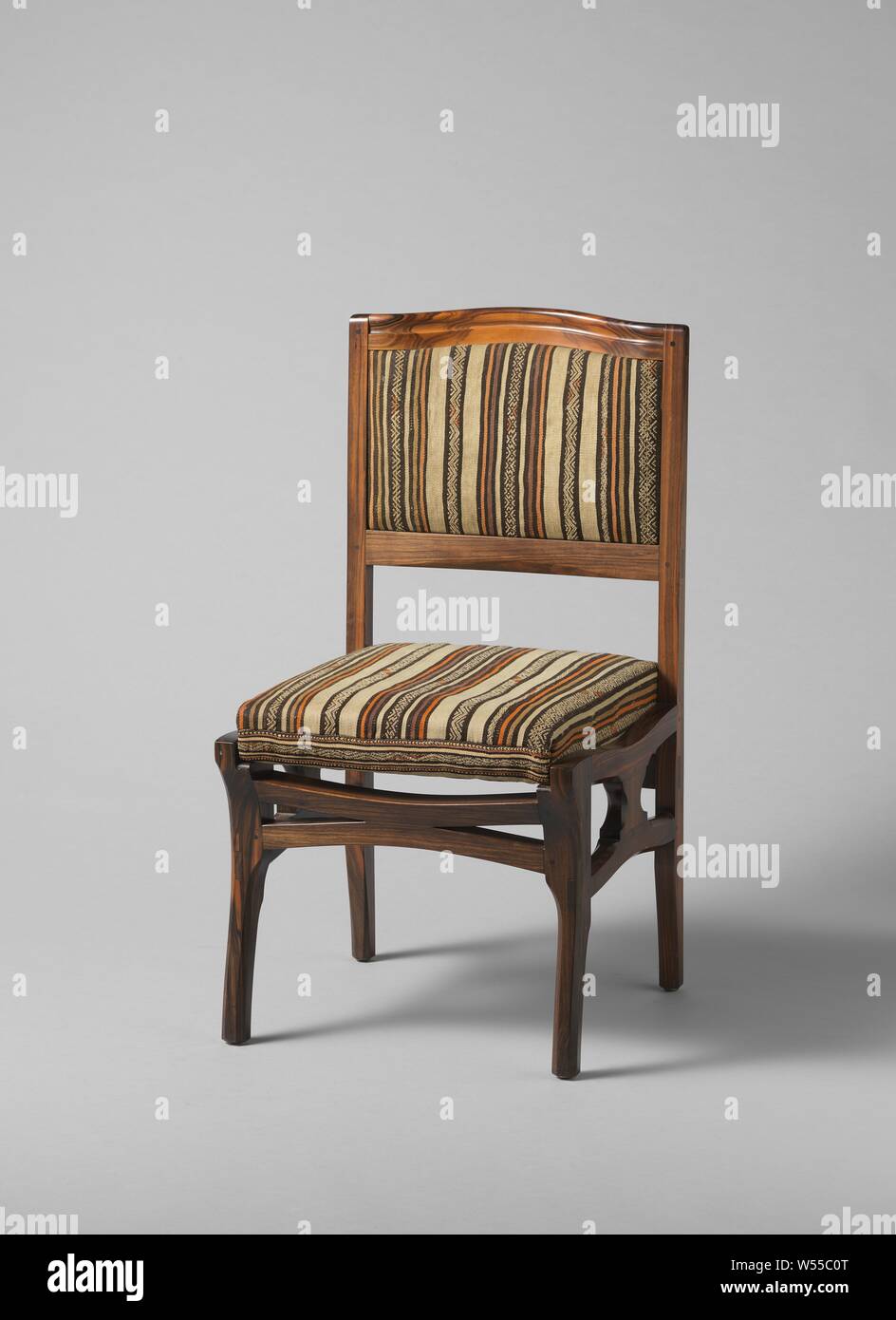 Chaise, fauteuil., Carel Adolph Lion Cachet, Pays-Bas), ch. 1915 - c. En 1925, la laine, H 92 cm × w 48 cm × d 52 cm Banque D'Images Chaise, fauteuil., Carel Adolph Lion Cachet, Pays-Bas), ch. 1915 - c. En 1925, la laine, H 92 cm × w 48 cm × d 52 cm Banque D'Images
