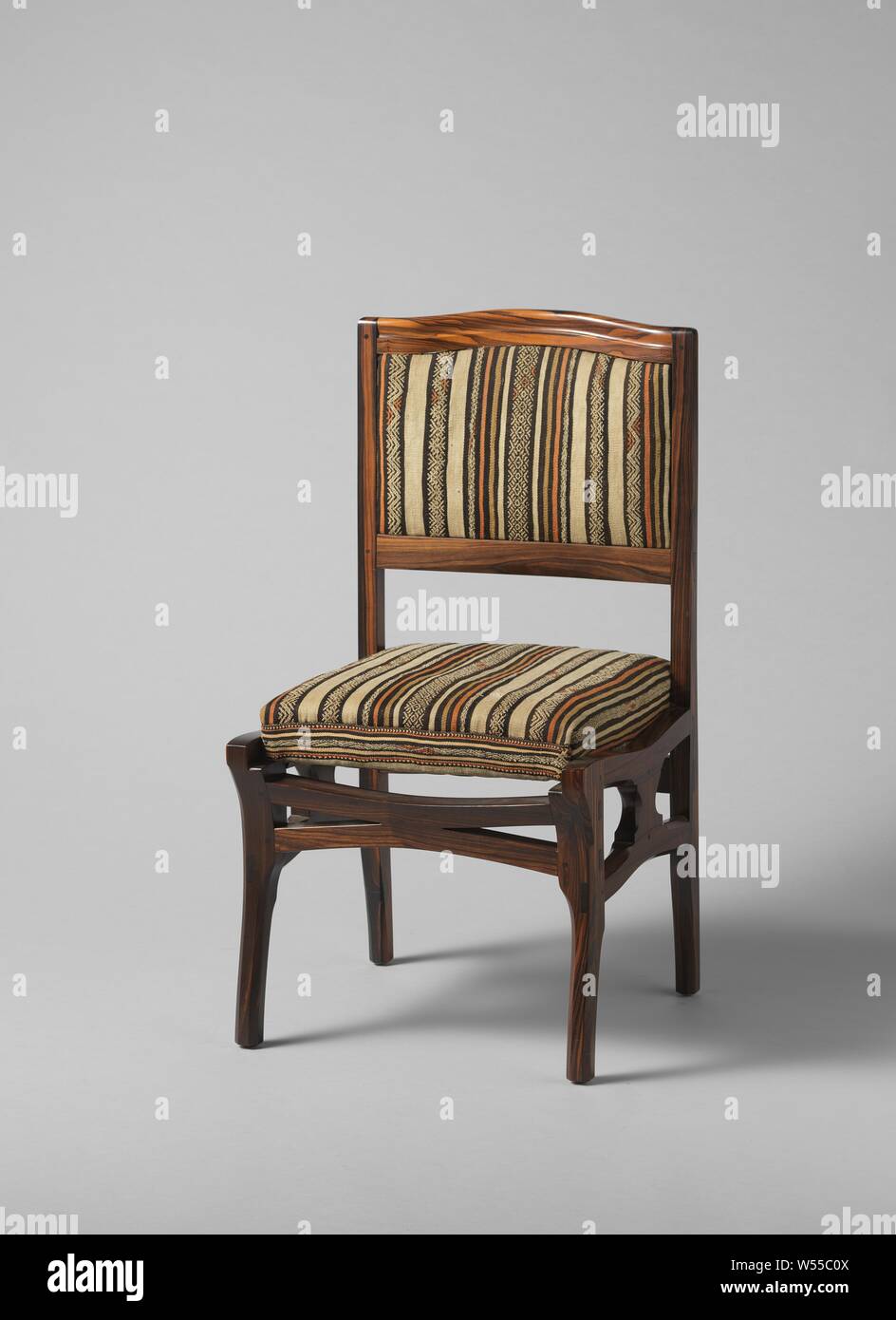 Chaise, fauteuil., Carel Adolph Lion Cachet, Pays-Bas), ch. 1915 - c. 1925, H 92 cm × w 48 cm × d 52 cm Banque D'Images Chaise, fauteuil., Carel Adolph Lion Cachet, Pays-Bas), ch. 1915 - c. 1925, H 92 cm × w 48 cm × d 52 cm Banque D'Images