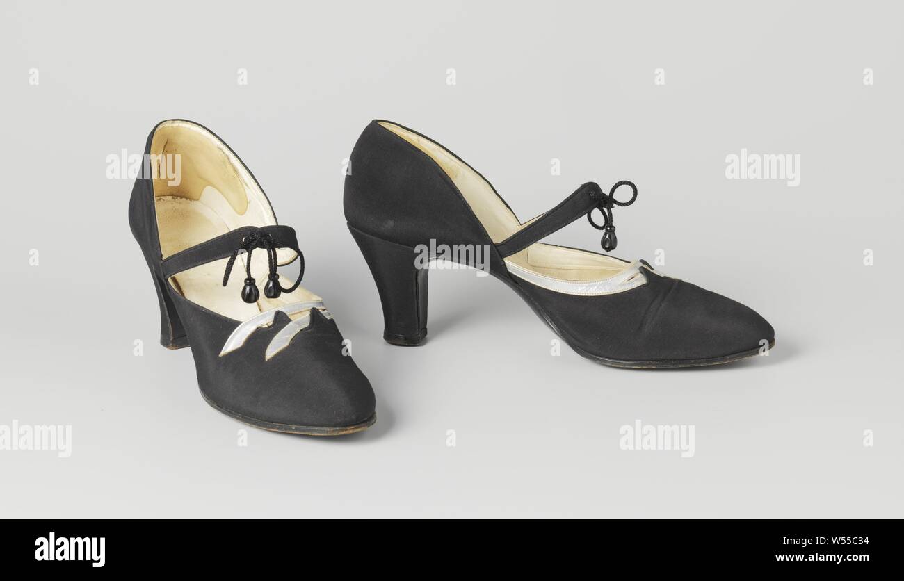 Les chaussures à talons hauts avec bandes ondulantes Mesdames 'shoe de satin noir avec sangle de cou-décoré d'argent ondée bracelet cuir, chaussures pour femmes de satin noir. Modèle : Le nez est rond, l'un avant et deux panneaux latéraux. Les panneaux latéraux et le panneau avant de répondre à la faible geleng. Deux pneus sur le cou-de-pied à partir de ce point. Les bandes sont maintenus ensemble par un cordon noir avec un cordon noir. L'avant du talon s'exécute directement vers le bas à un angle arrondi. Les côtés et l'arrière du talon sont légèrement équipés et couverts de satin noir. Dos en cuir noir avec clous 5 liée à la noire et talon Banque D'Images