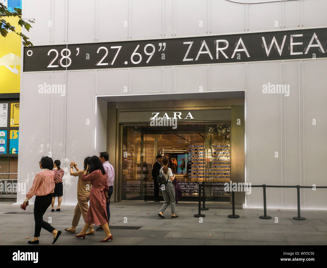 --FILE--piétons à pied passé le premier concept pop-up store de détaillant de mode espagnol ZARA à Shanghai, Chine, le 8 octobre 2018. Les Banque D'Images