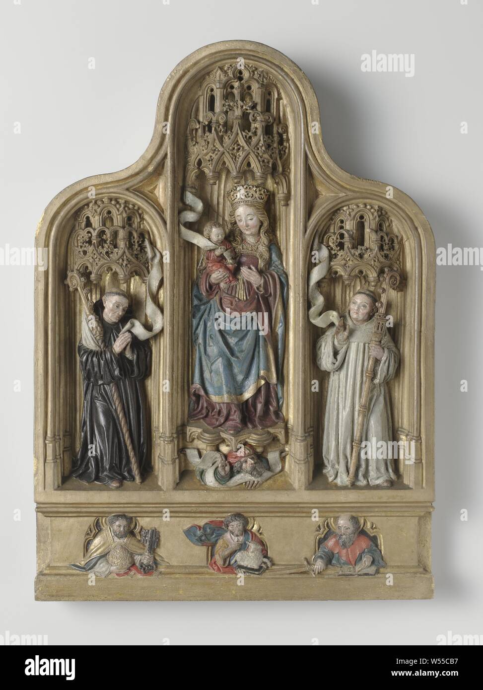 Pinnacle d'un tabernacle, couronnant un tabernacle mural avec Marie et l'enfant, encadré par Benoît de Nursie et Bernard de Clairvaux ( ?), épitaphe de calcaire polychromé. Marie et l'enfant entourée de flanquée par Benoît de Nursie et Bernard de Clairvaux ( ?). Les trois chiffres sont en niches, en face des niches, sur la prédelle Peter, Jean le Baptiste et Paul comme la moitié des chiffres. Les couleurs sont rouge, bleu et couleur chair et riche dorure., Mary (permanent ou d'une demi-longueur), l'enfant Jésus sur son bras (le Christ-enfant de Mary's à gauche) - FF - l'enfant Jésus à Marie a raison, Benoît ou Nurcia, abbé ou monte Banque D'Images