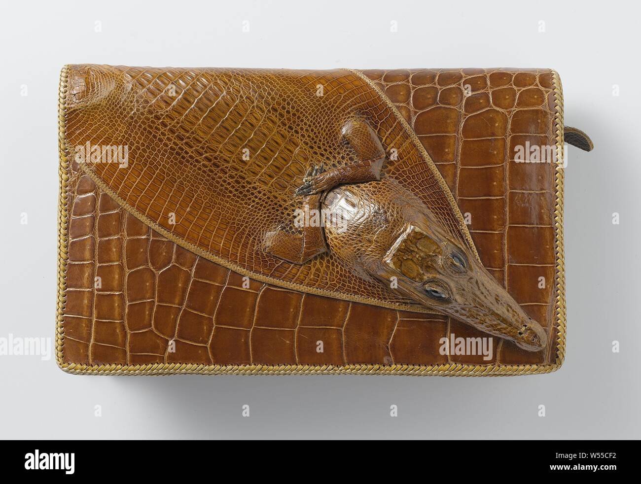 Modèle de sac à main dans une enveloppe, fait de cuir de crocodile avec une  tête de crocodile sur la pendaison, couvercle en cuir de crocodile sac  enveloppe, de forme oblongue avec