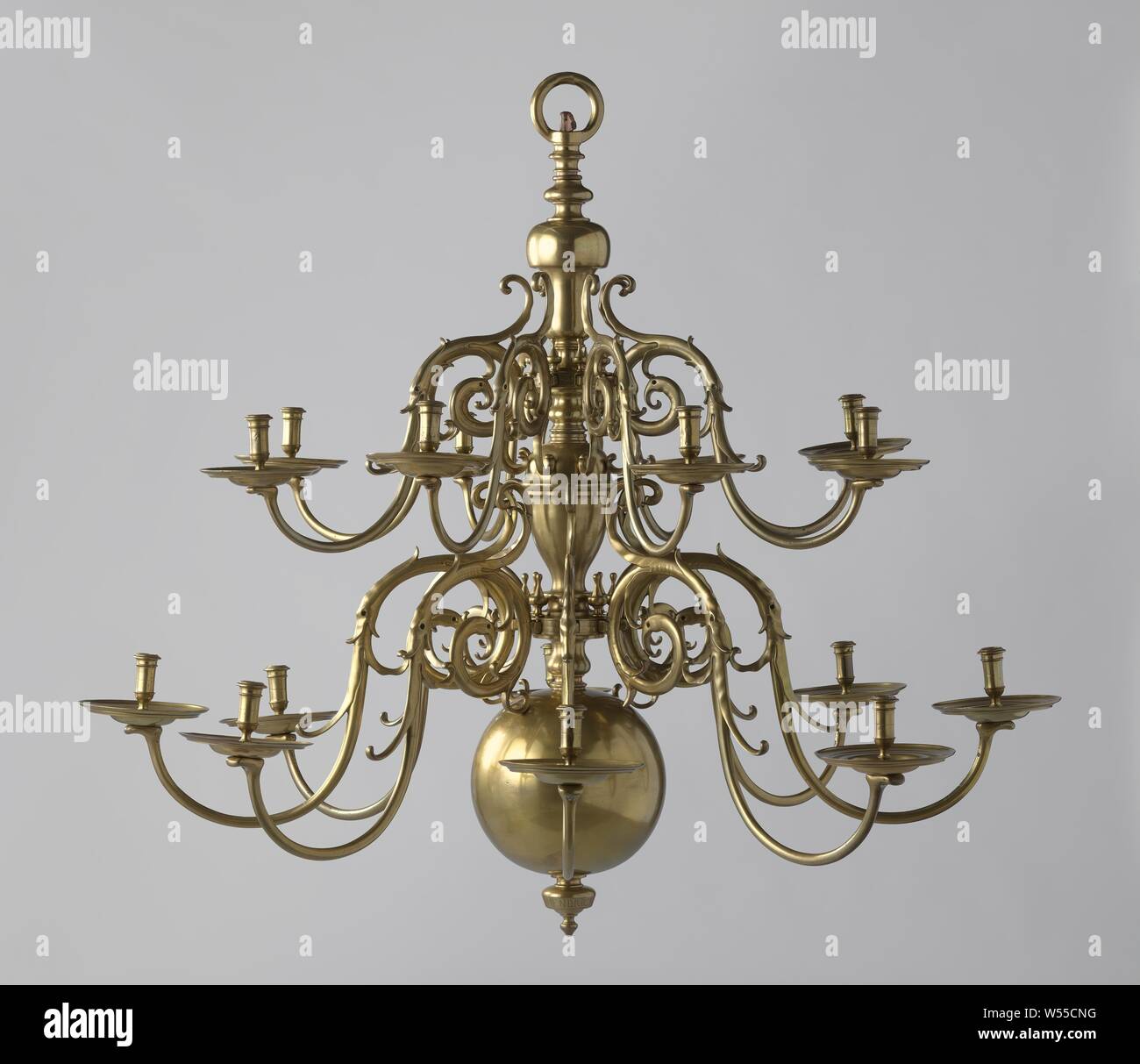 Bougie lustre couronne de deux hauteurs avec huit bras chacune, l'objet se  compose d'une tige en fer forgé, d'un fer goupille et les pièces usinées en  fonte et de cuivre jaune sur