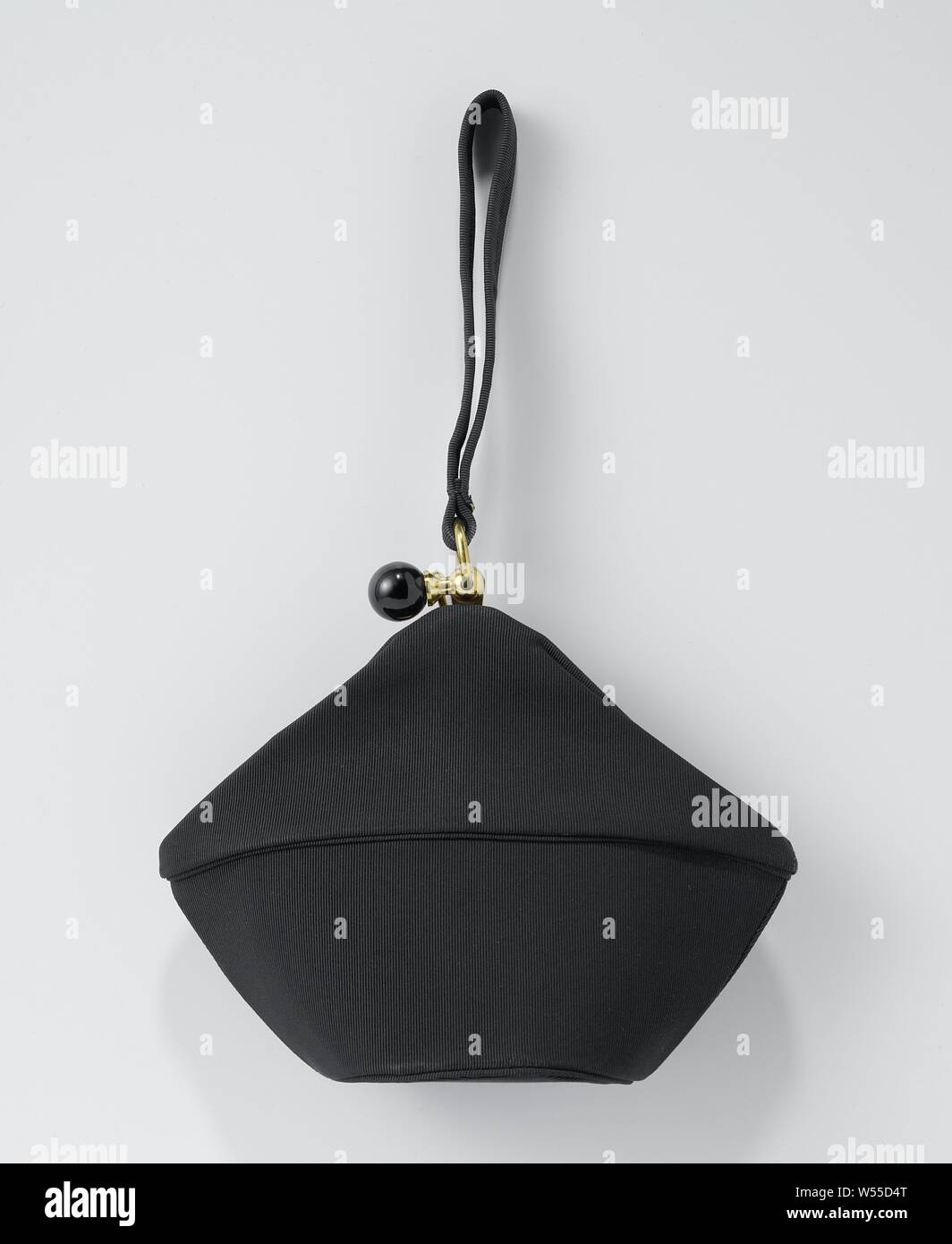 Sac de soirée en soie côtelée noire en forme de diamant avec poignée design du même tissu sur une bague de couleur cuivre, de sac de soirée en soie côtelée noire dans la conception en forme de losange, avec la poignée de la même matière. Fermeture par patte de couleur cuivre qu'au moyen d'un cordon noir convexe qui forme une fermeture à pression avec un axe vertical. Bague en cuivre pour poignée. Bordée de coton noir. Décoration d'un dégagement horizontal., anonyme, Paris, ch. 1950 - c. 1952, in a general sense, sluiting, bolknop, voering, l 18 cm × w 22 cm × H 8,8 cm Banque D'Images