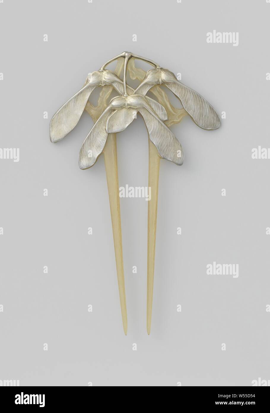 Peigne à cheveux avec des gousses d'érable, peigne à cheveux en corne et argent dans un style Art Nouveau. Décoré avec de l'érable d'argent doré, arbres (érable) (parties de plantes), Lucien Gaillard, Paris, ch. 1902 - c. 1906, kam, tapis, esdoornzaad, dorure, h 12,9 cm × w 7,8 cm Banque D'Images